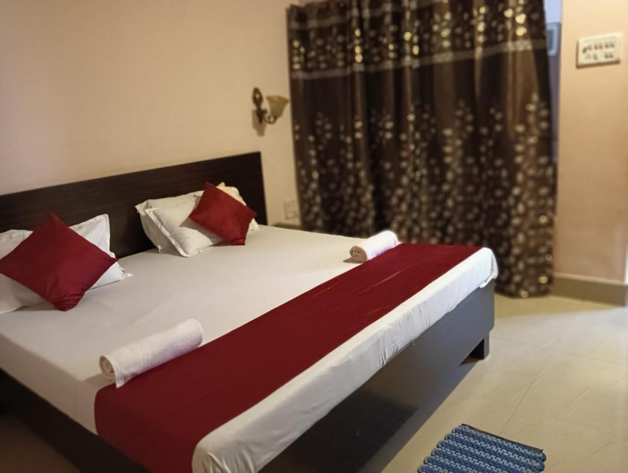 Deluxe Double Room (2 Adults + 1 Child)