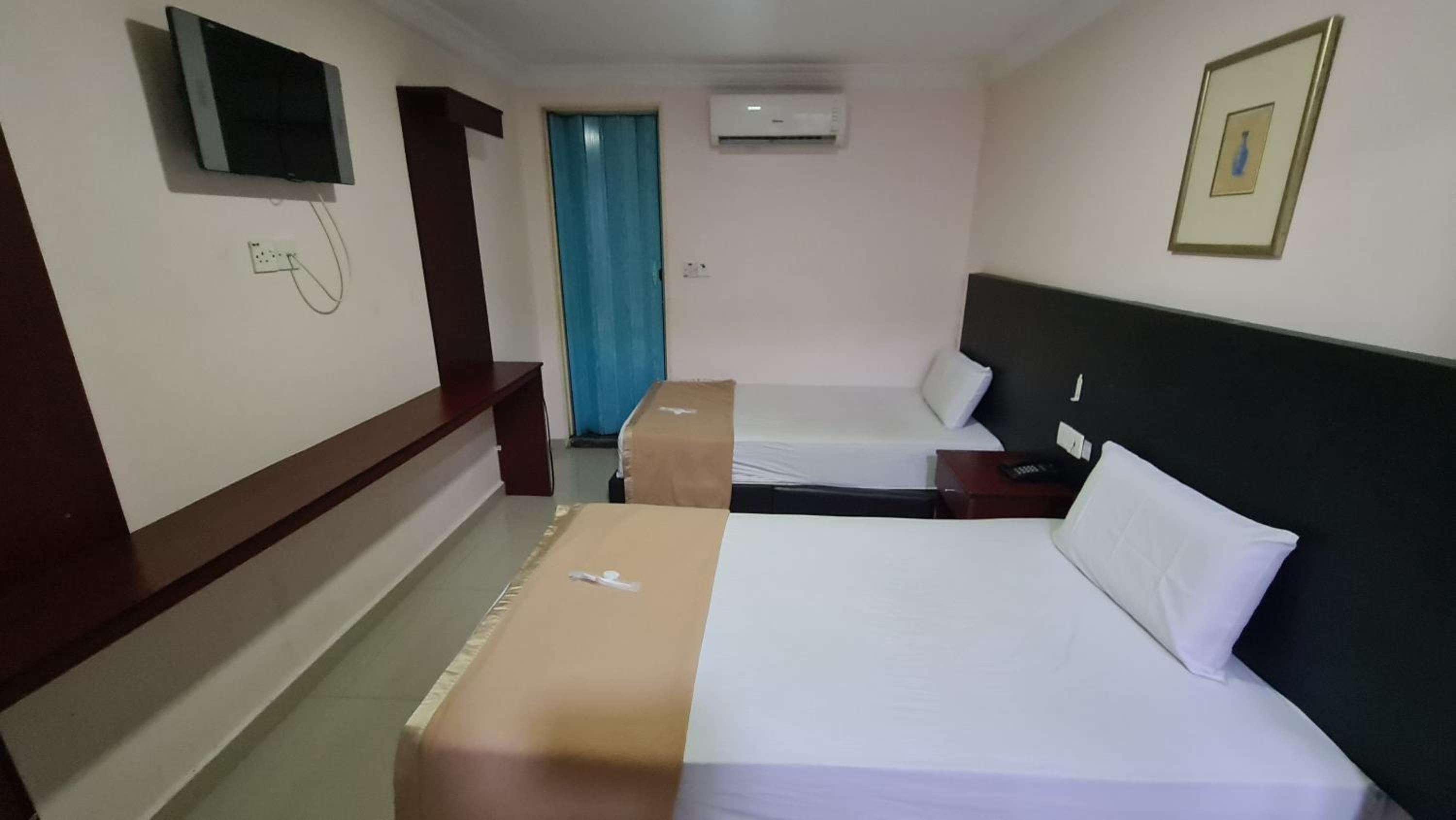 Standard Twin Room - Photo 2