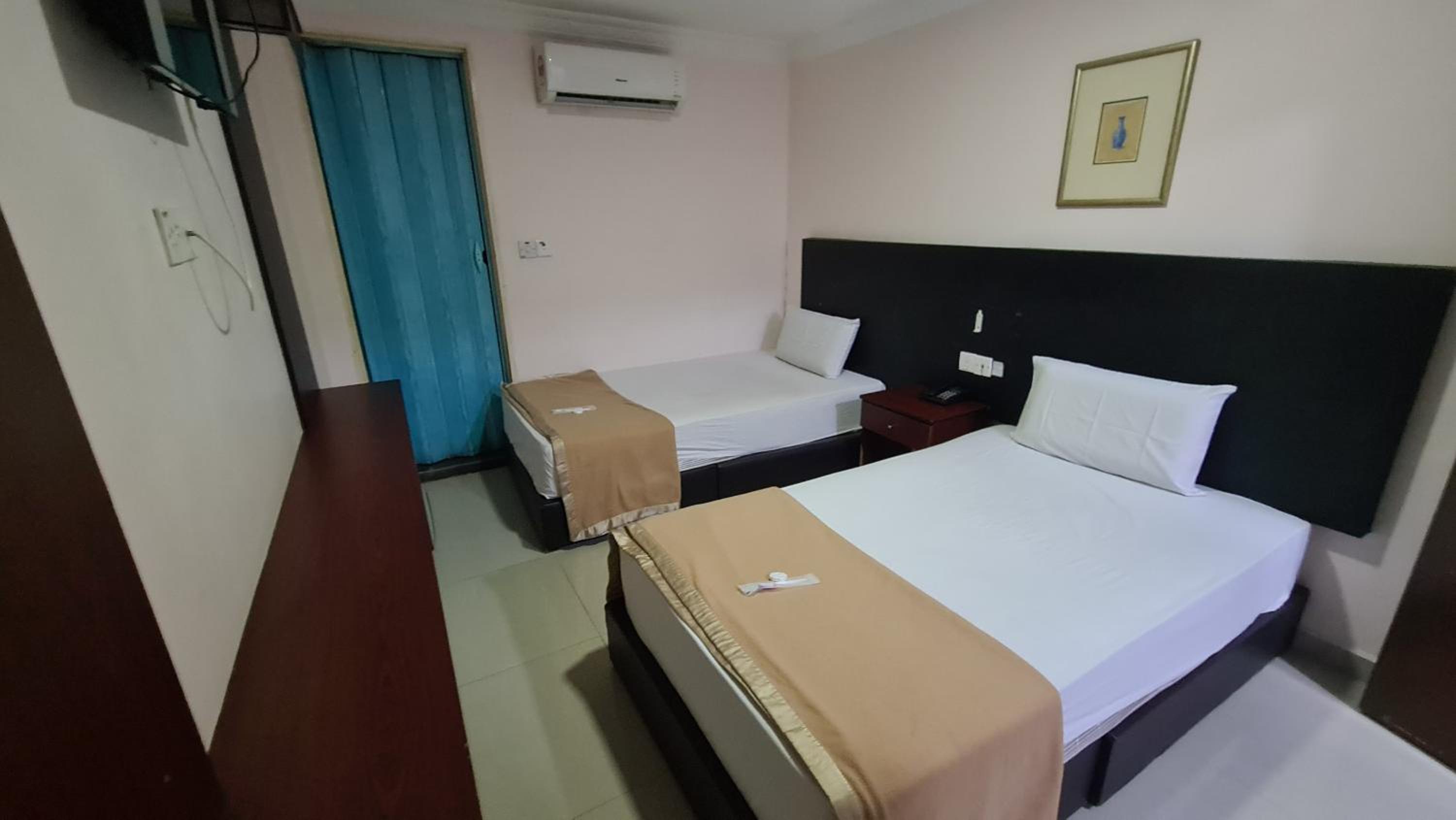 Standard Twin Room - Photo 3