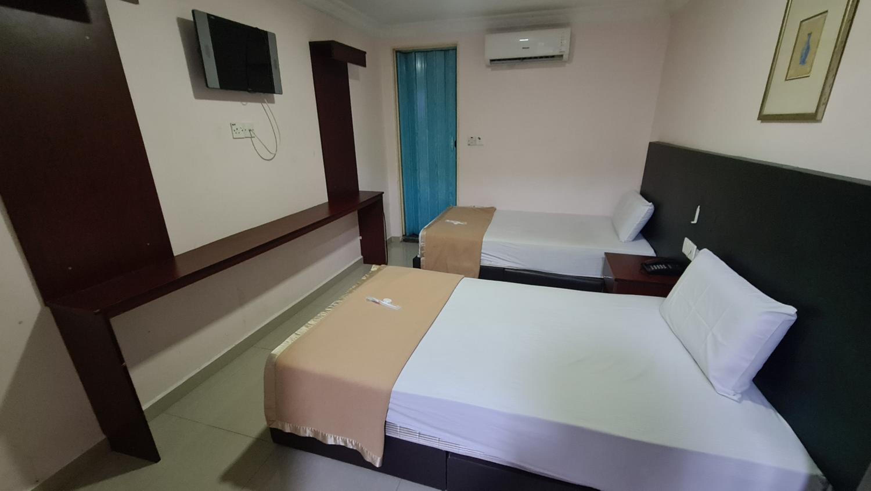 Standard Twin Room - Photo 4