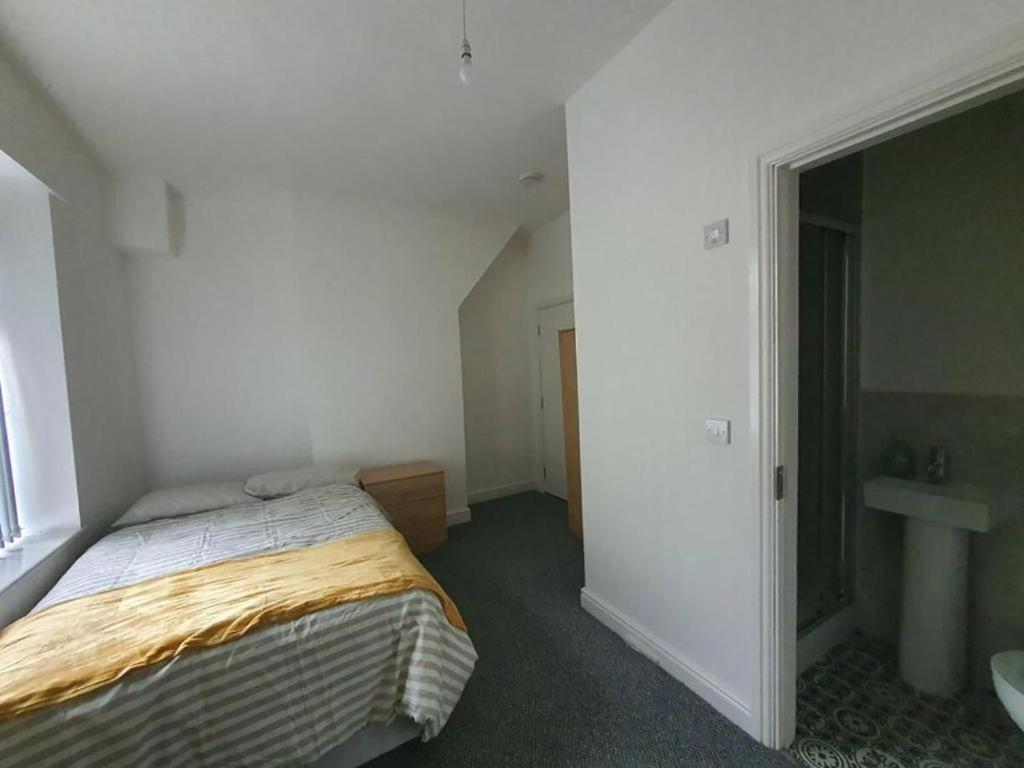 Double Room with Shared Bathroom photo 1