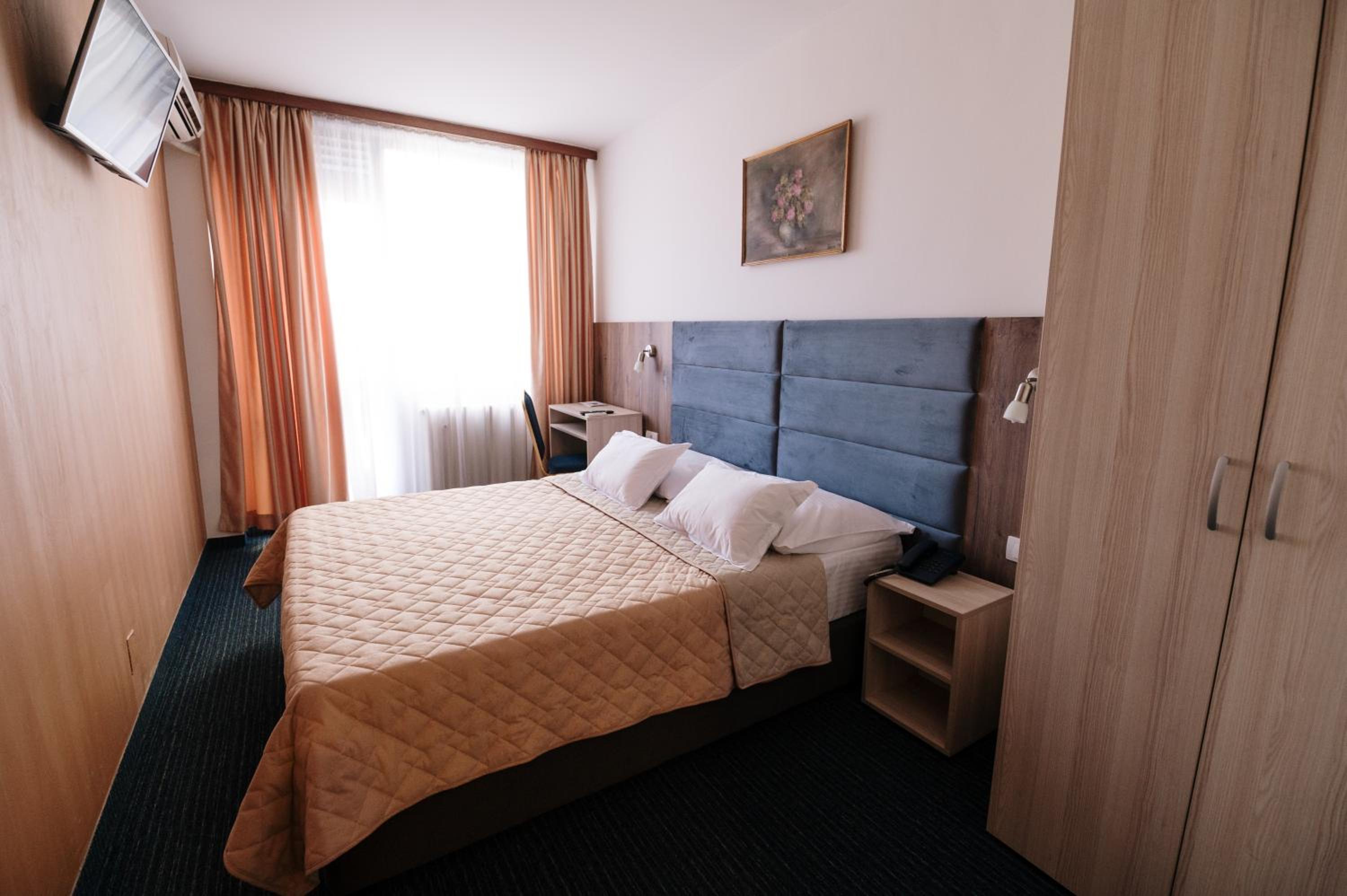 Standard Double or Twin Room - Photo 1