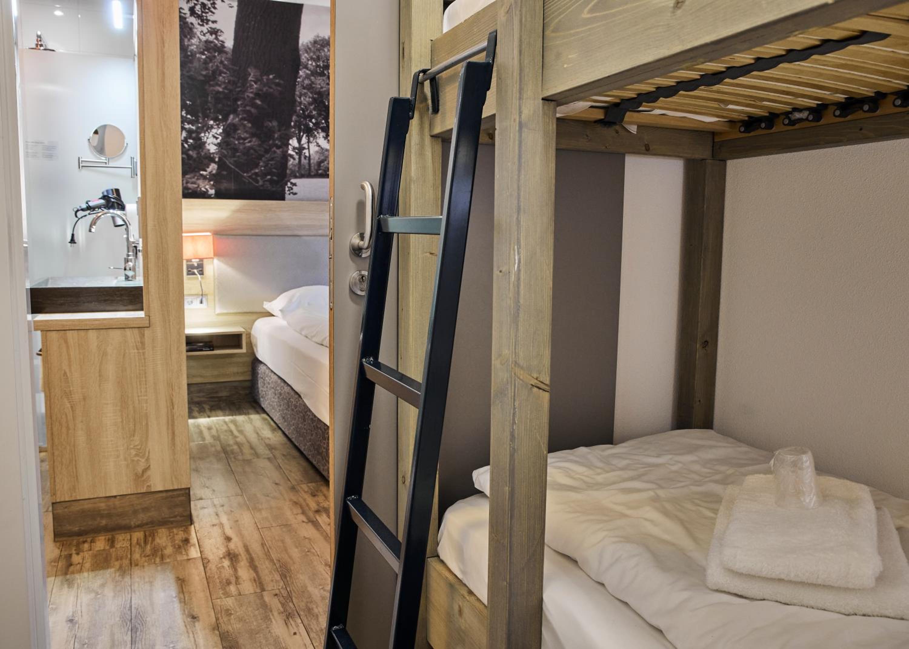 Deluxe Quadruple Room - Photo 11