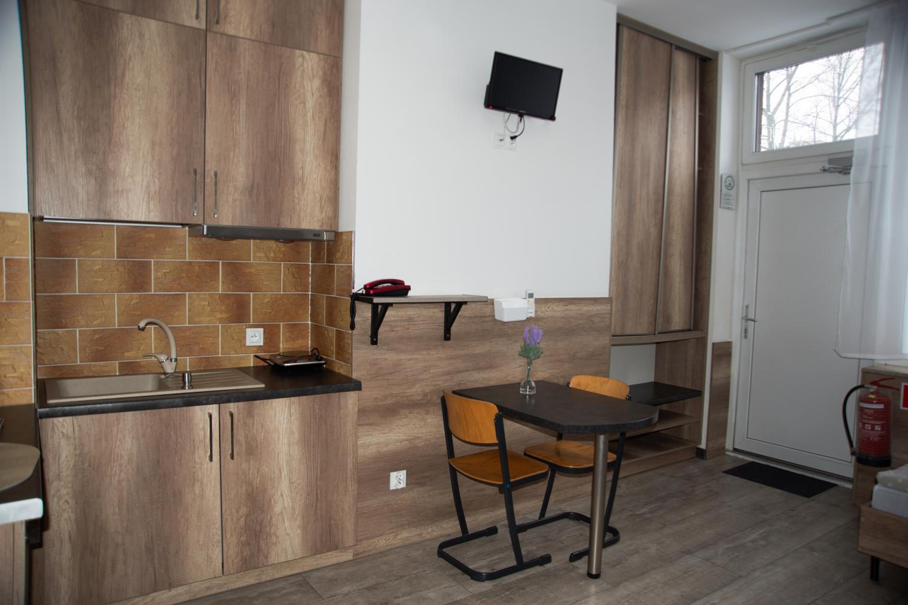 Twin Room - Disability Access - Photo 5