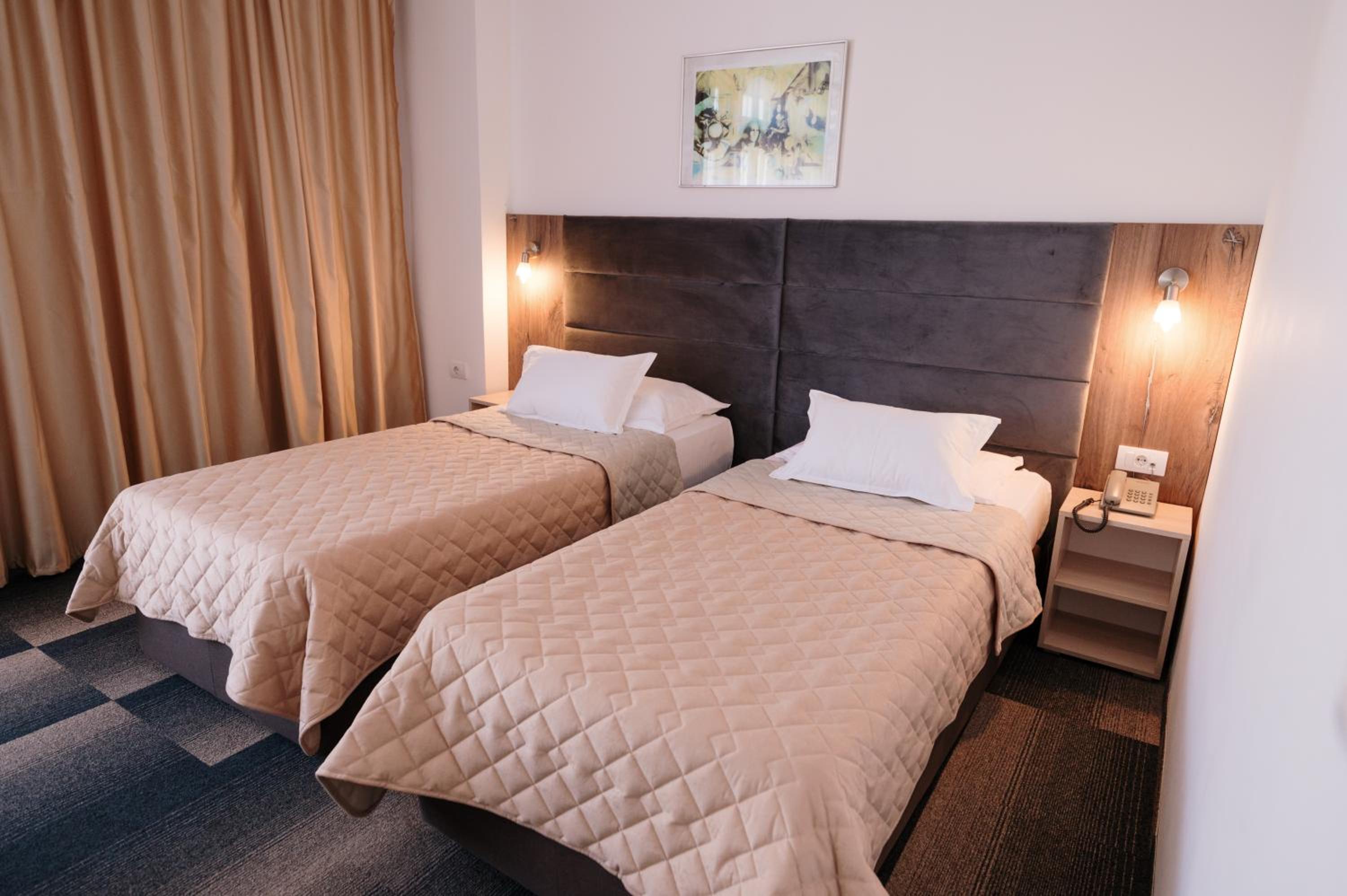 Standard Double or Twin Room - Photo 3