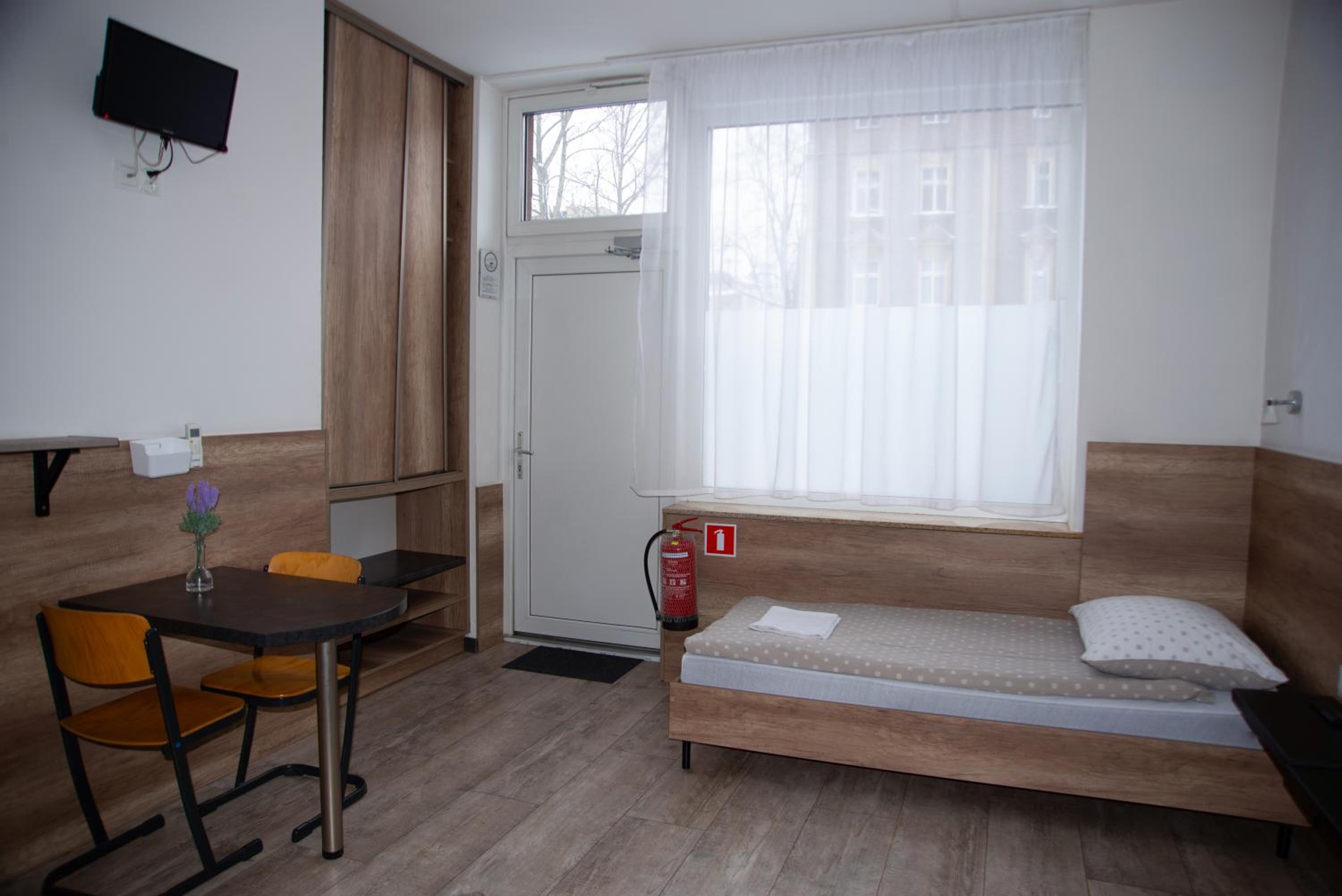 Twin Room - Disability Access - Photo 3