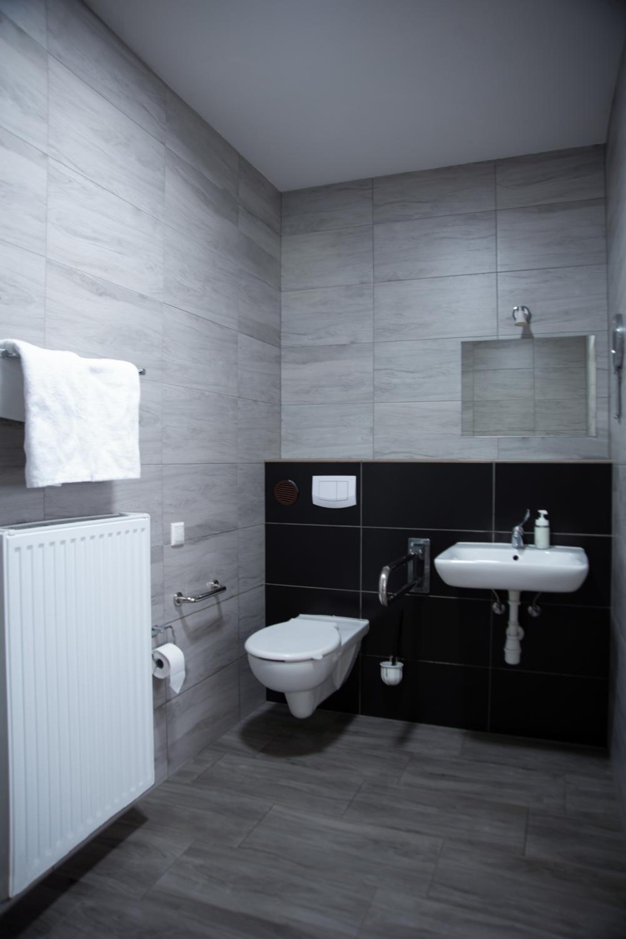 Twin Room - Disability Access - Photo 4