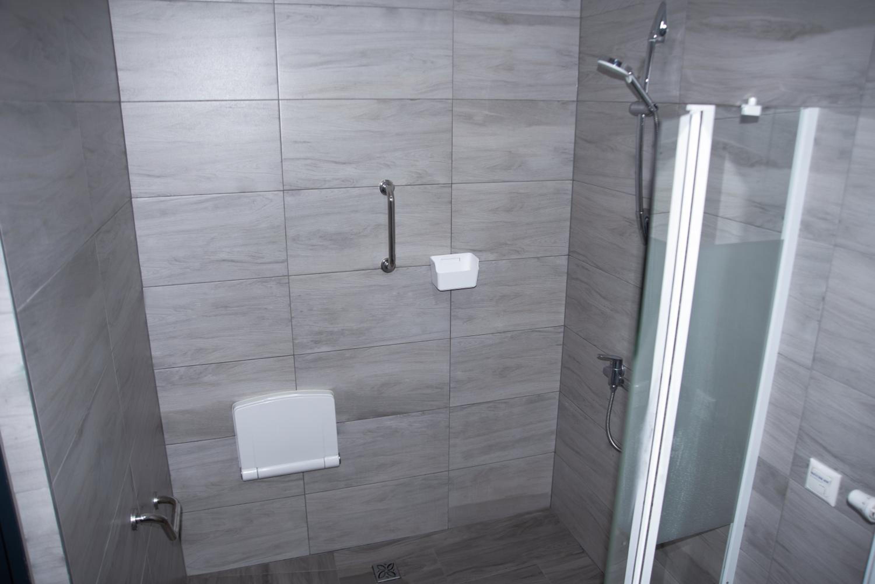 Twin Room - Disability Access - Photo 2