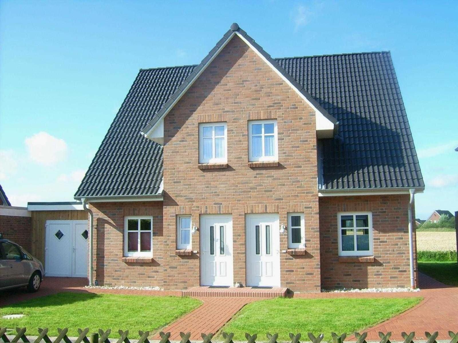 Three-Bedroom House photo 2
