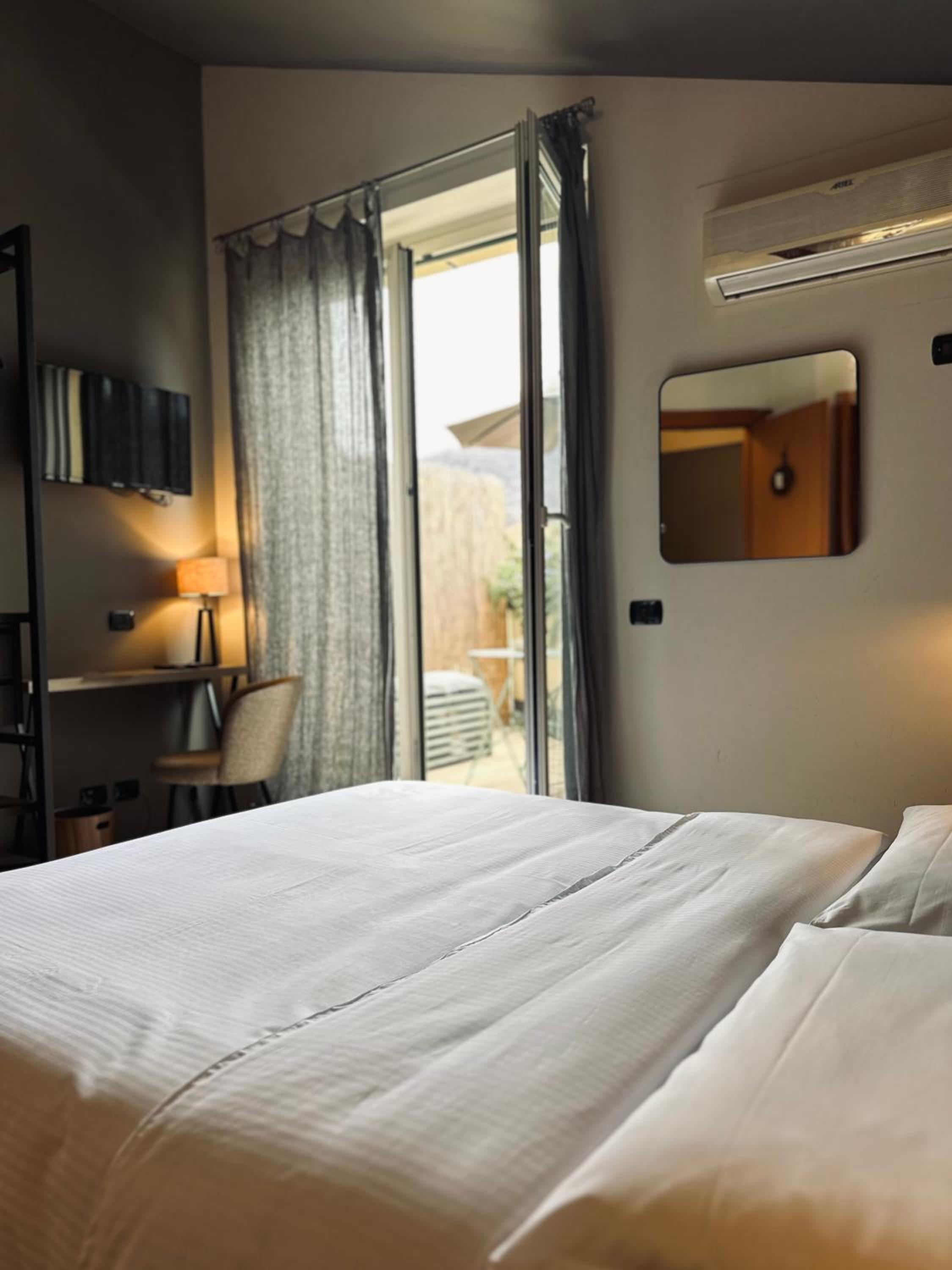 Deluxe Double Room with Balcony - Photo 13