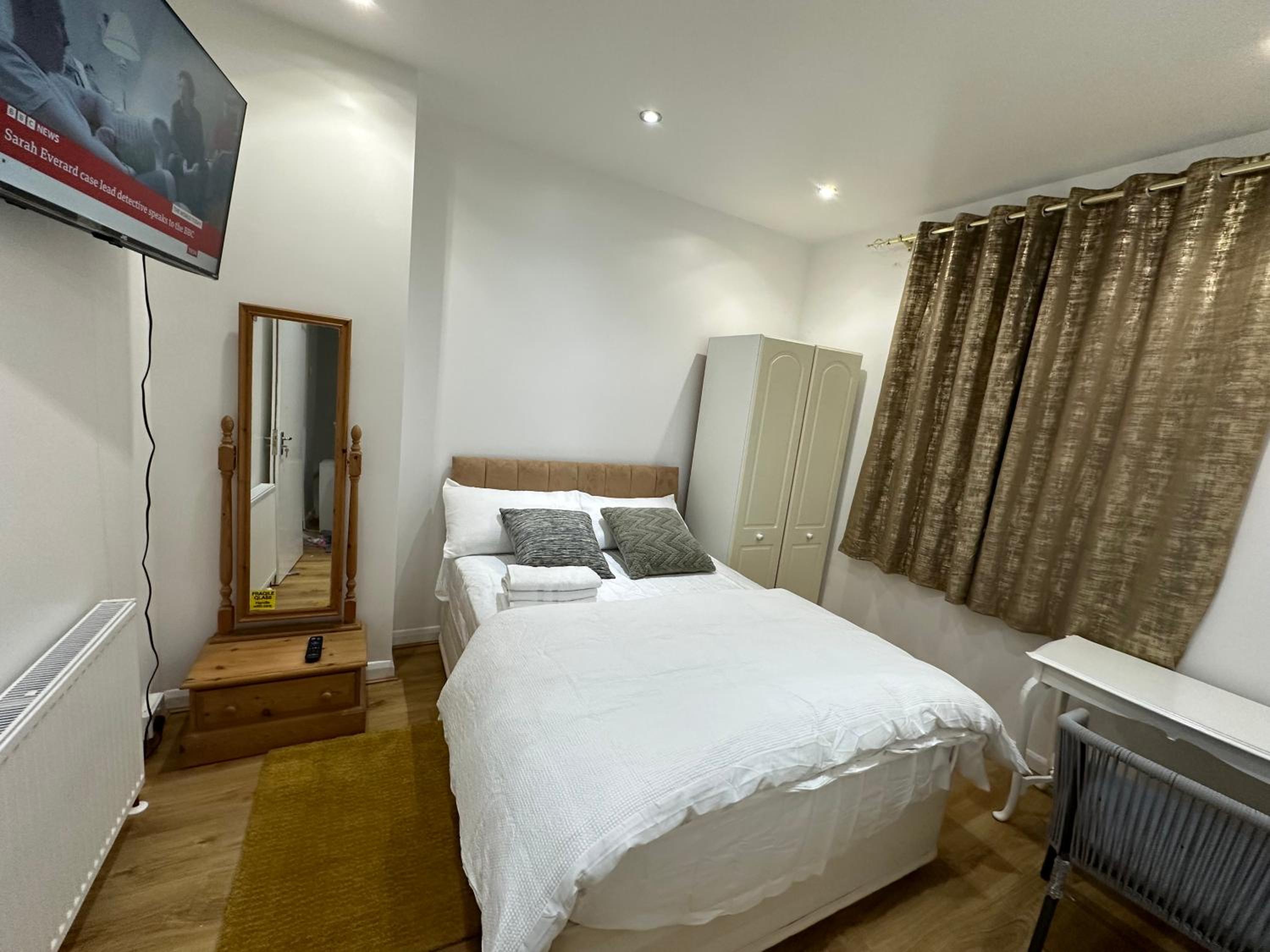 Double Room With Shared Bathroom photo 1