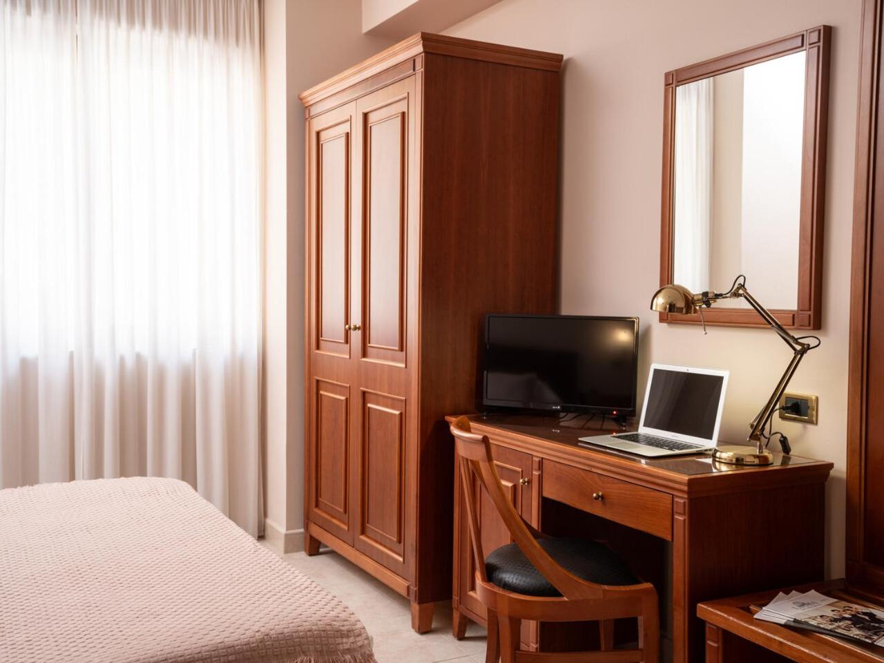 Double Room - Photo 17