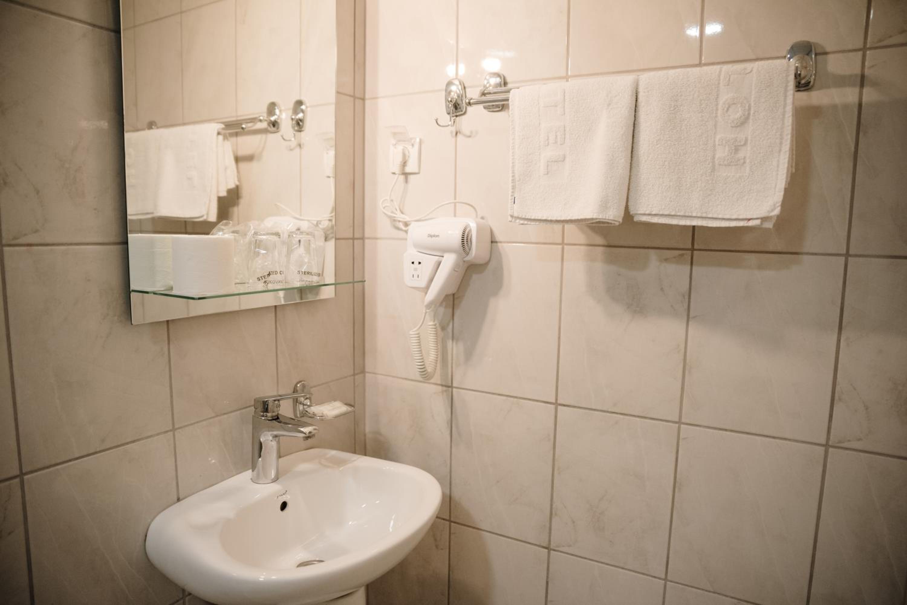 Standard Double or Twin Room - Photo 2