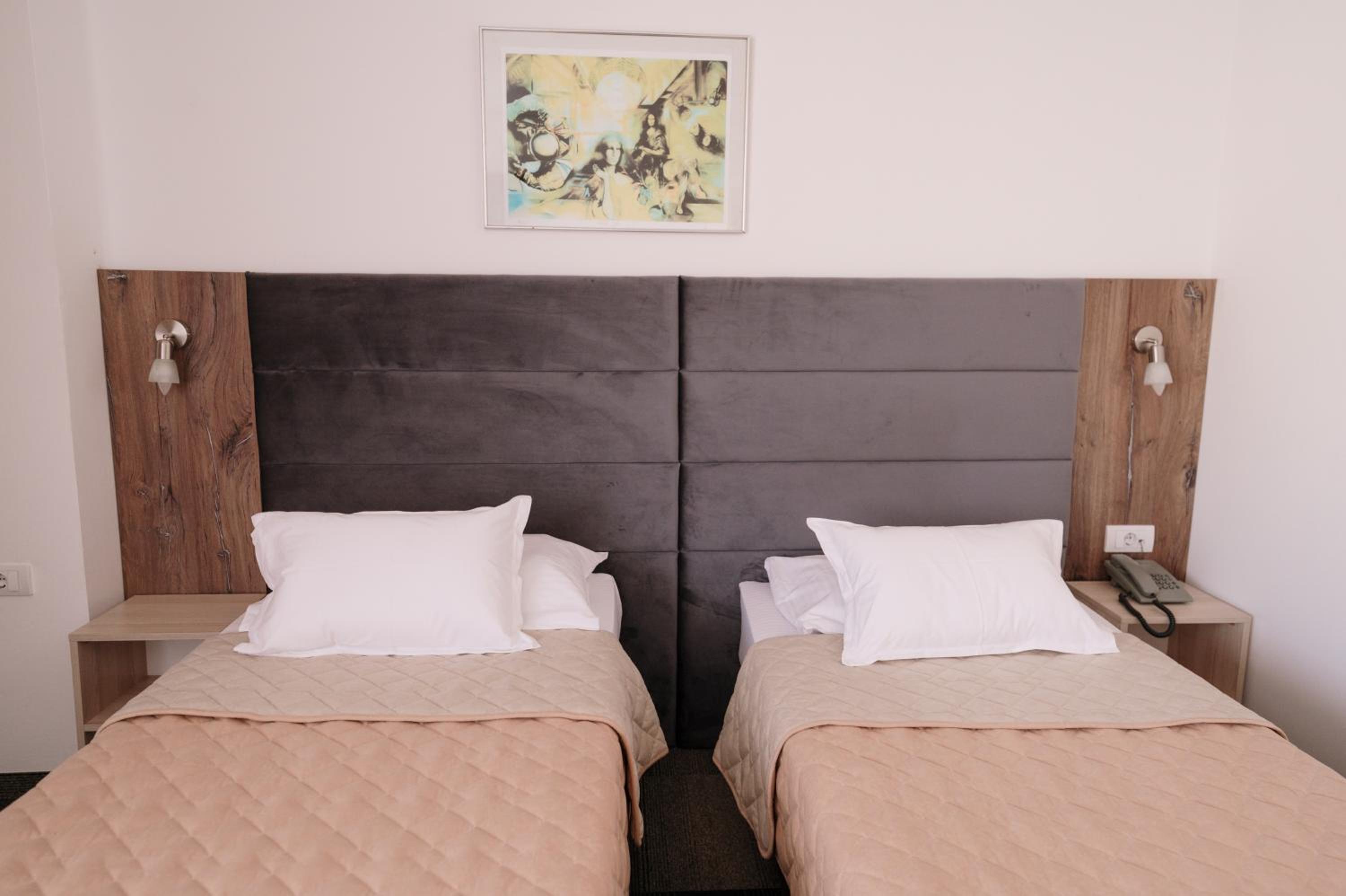 Standard Double or Twin Room - Photo 4