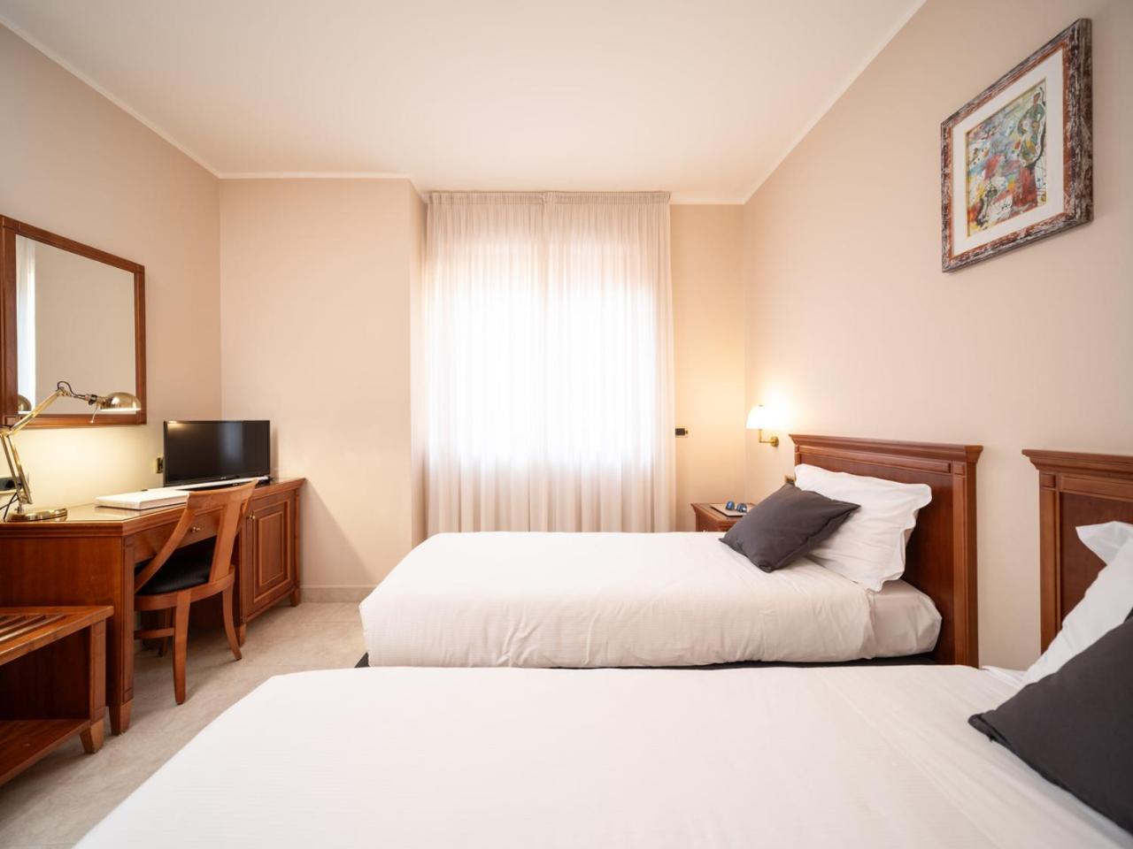 Twin Room - Photo 21