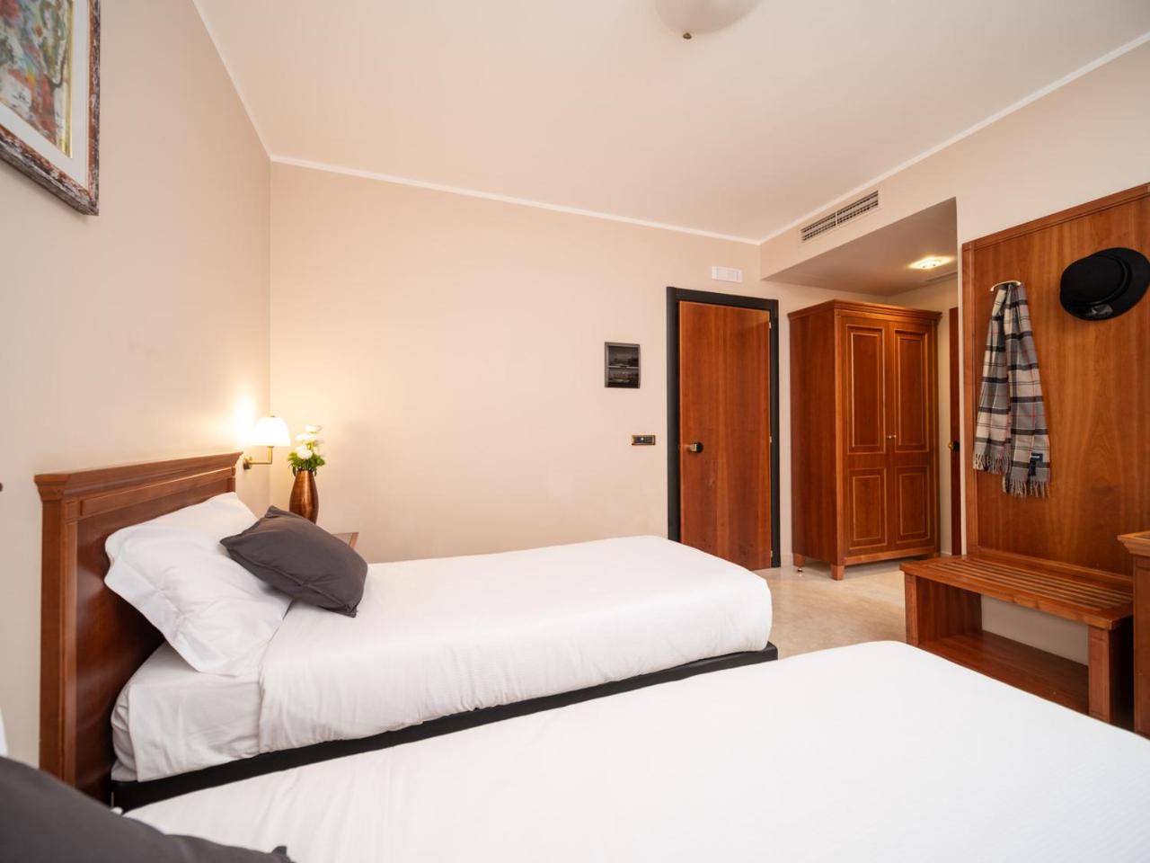 Twin Room - Photo 19