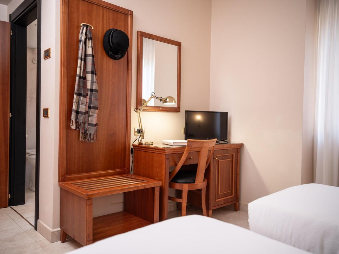 Twin Room - Photo 23