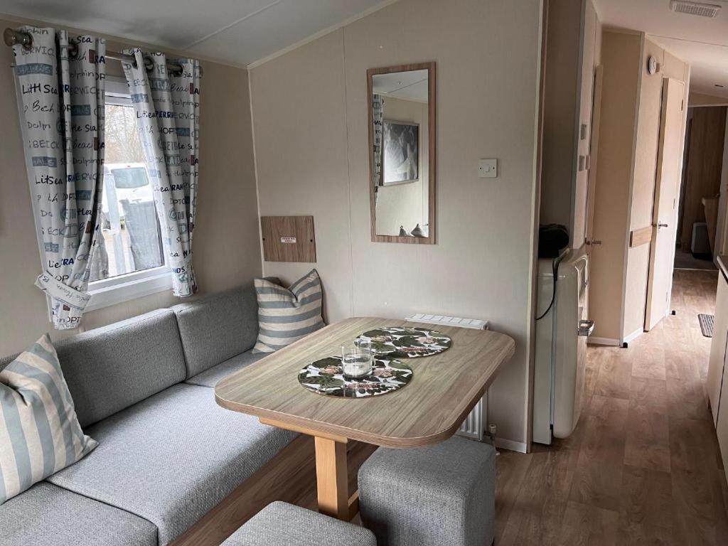 Mobile Home - Photo 3