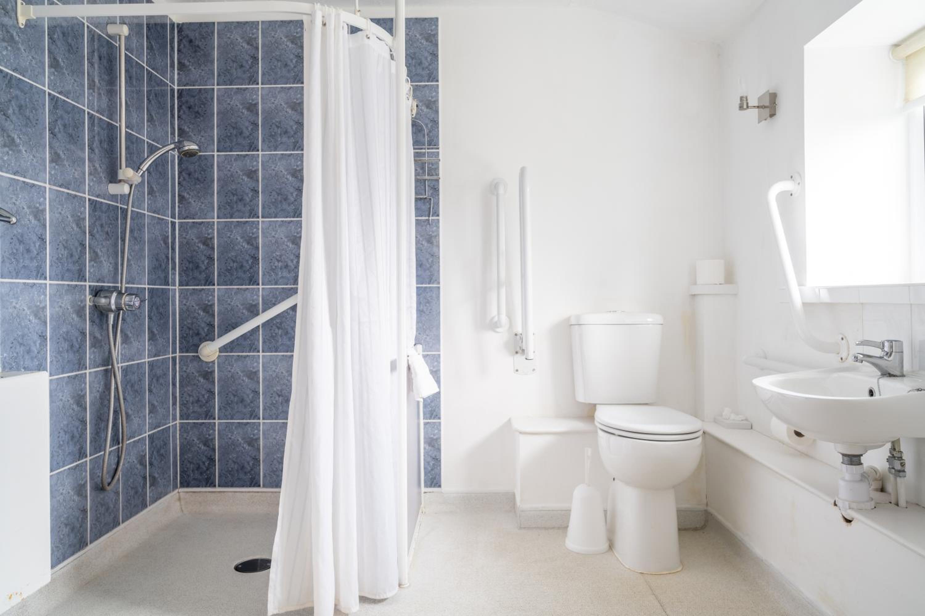 Twin Room - Disability Access - Photo 6