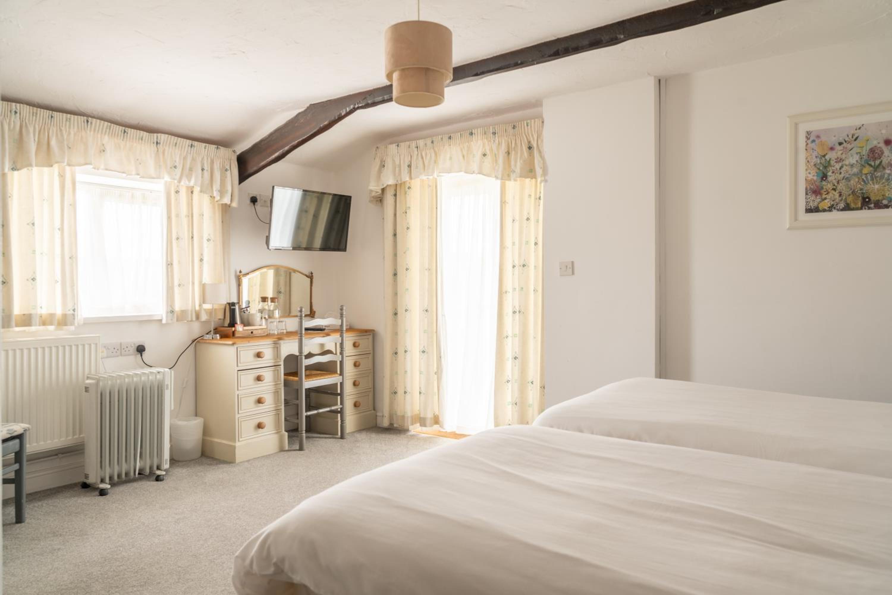 Twin Room - Disability Access - Photo 4