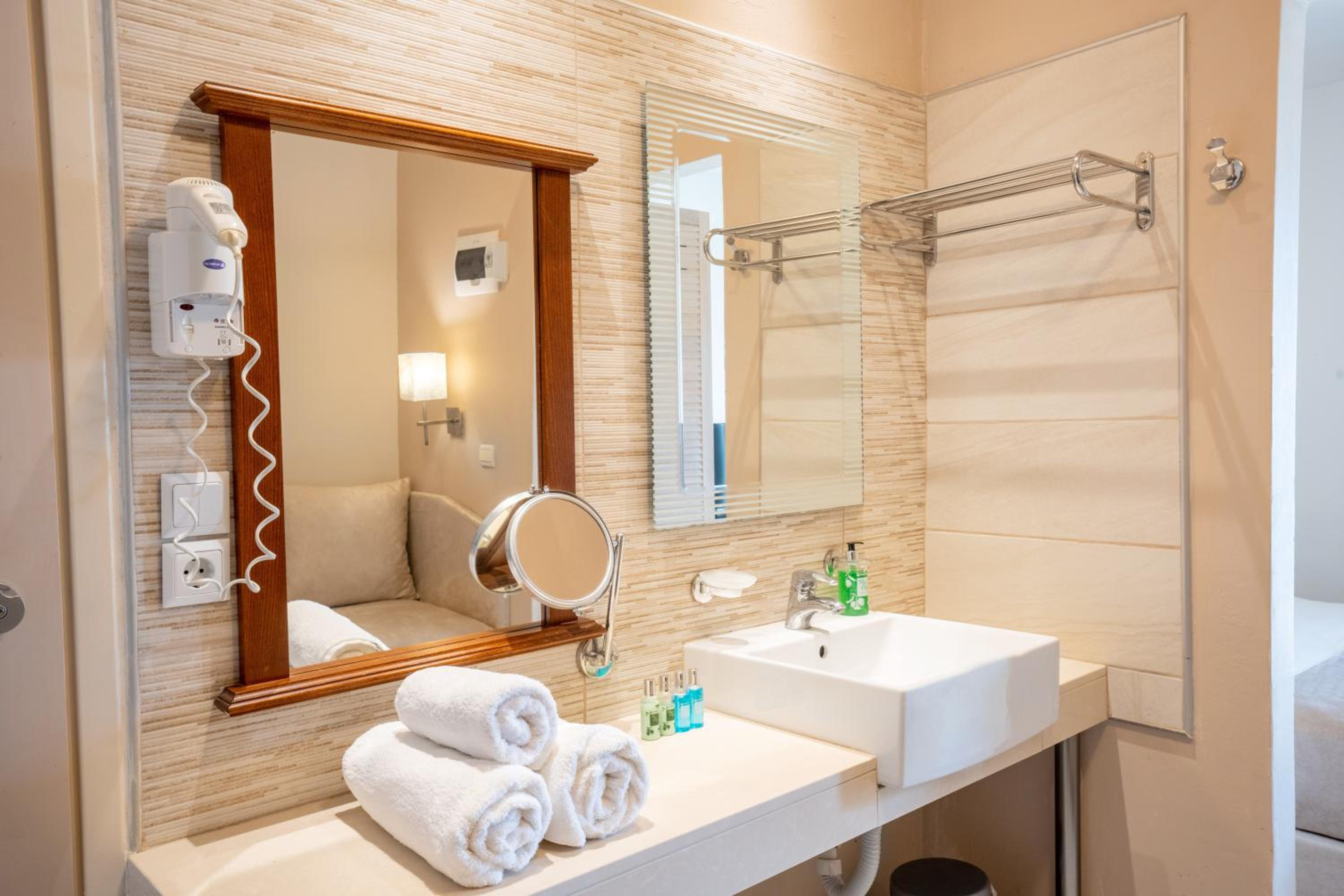 Double or Twin Room - Photo 2