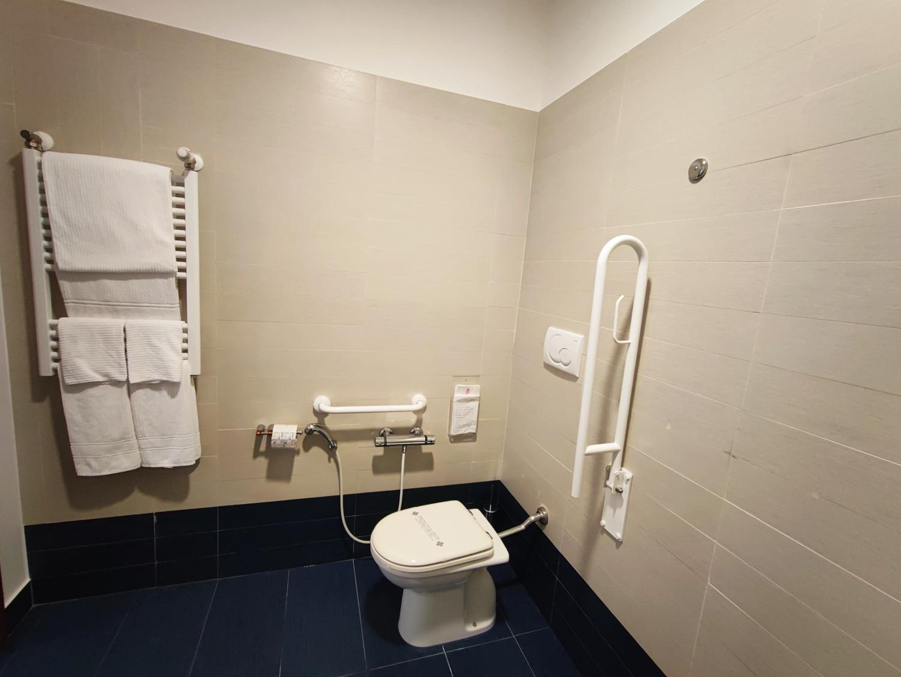 Triple Room - Disability Access - Photo 3