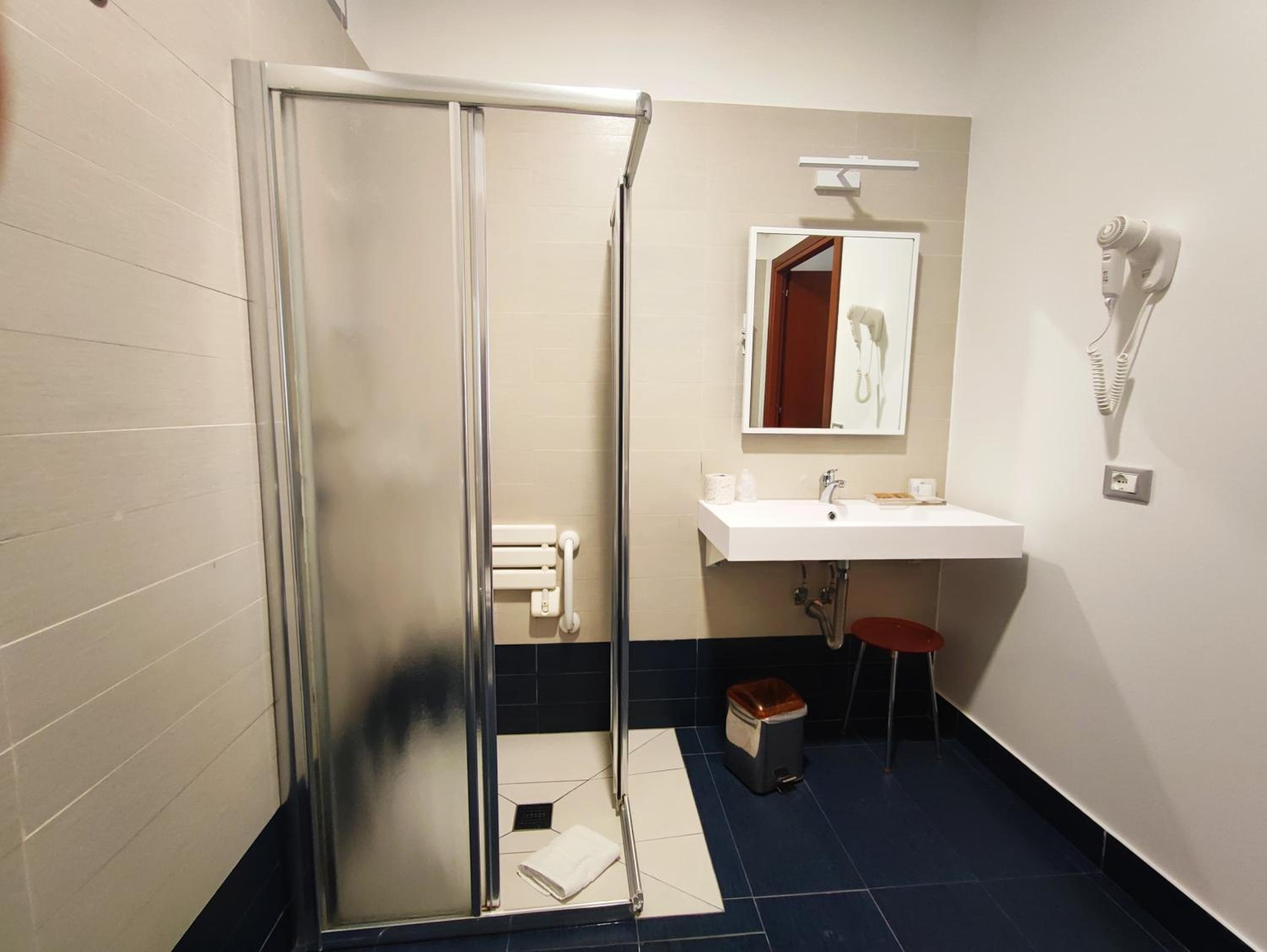 Triple Room - Disability Access - Photo 4