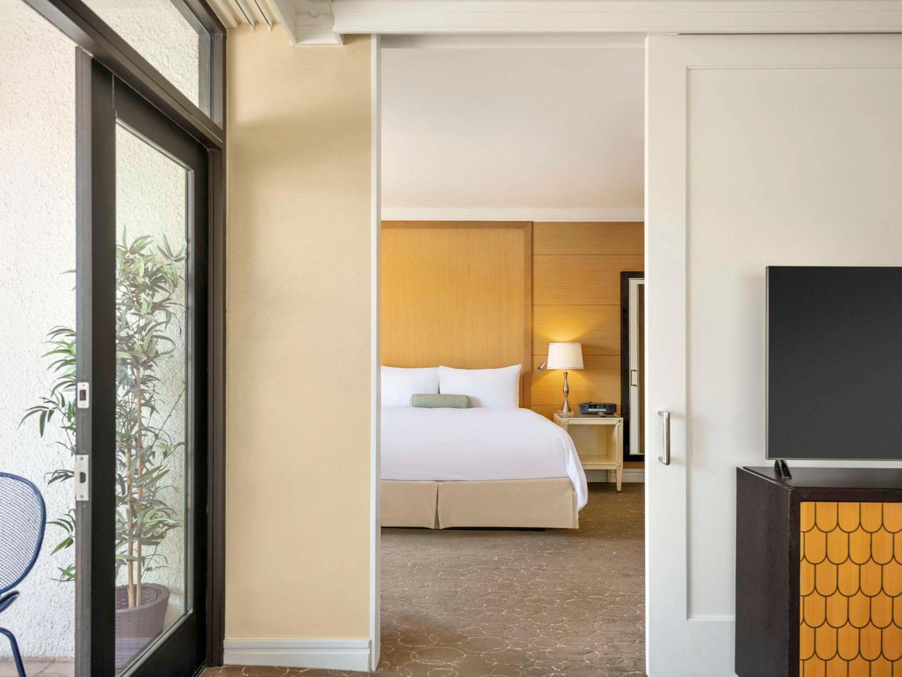 Beverly Suite, 1 king-size bed, Beverly Blvd View