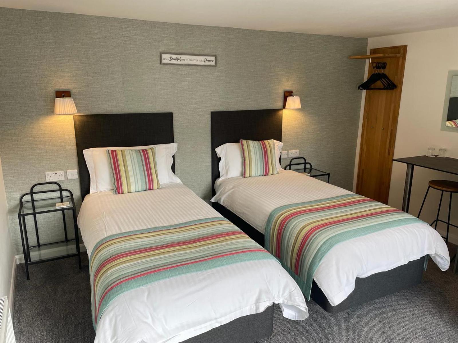 Standard Twin Room photo 3