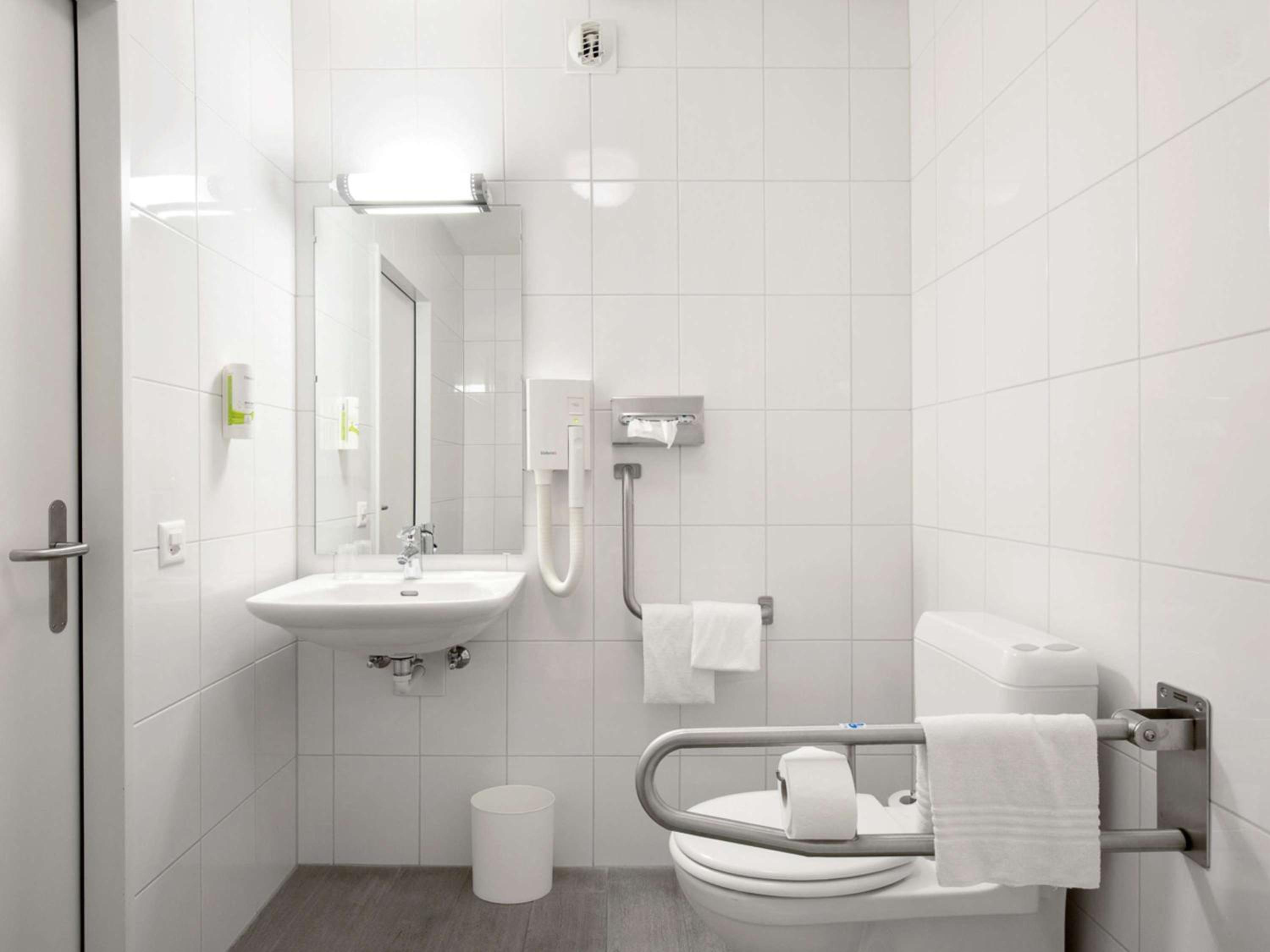 Wheelchair Accessible Room with One Double Bed - Photo 6