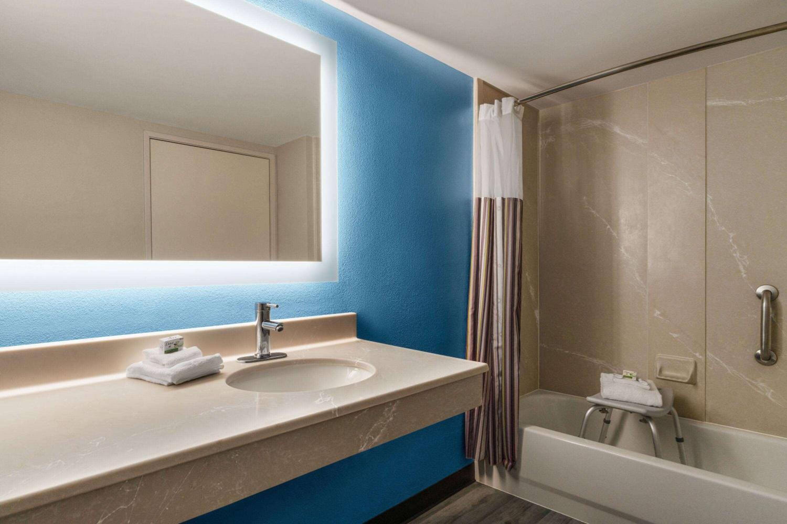 King Room with Mobility/Hearing Impaired Access - Non-Smoking - Photo 2