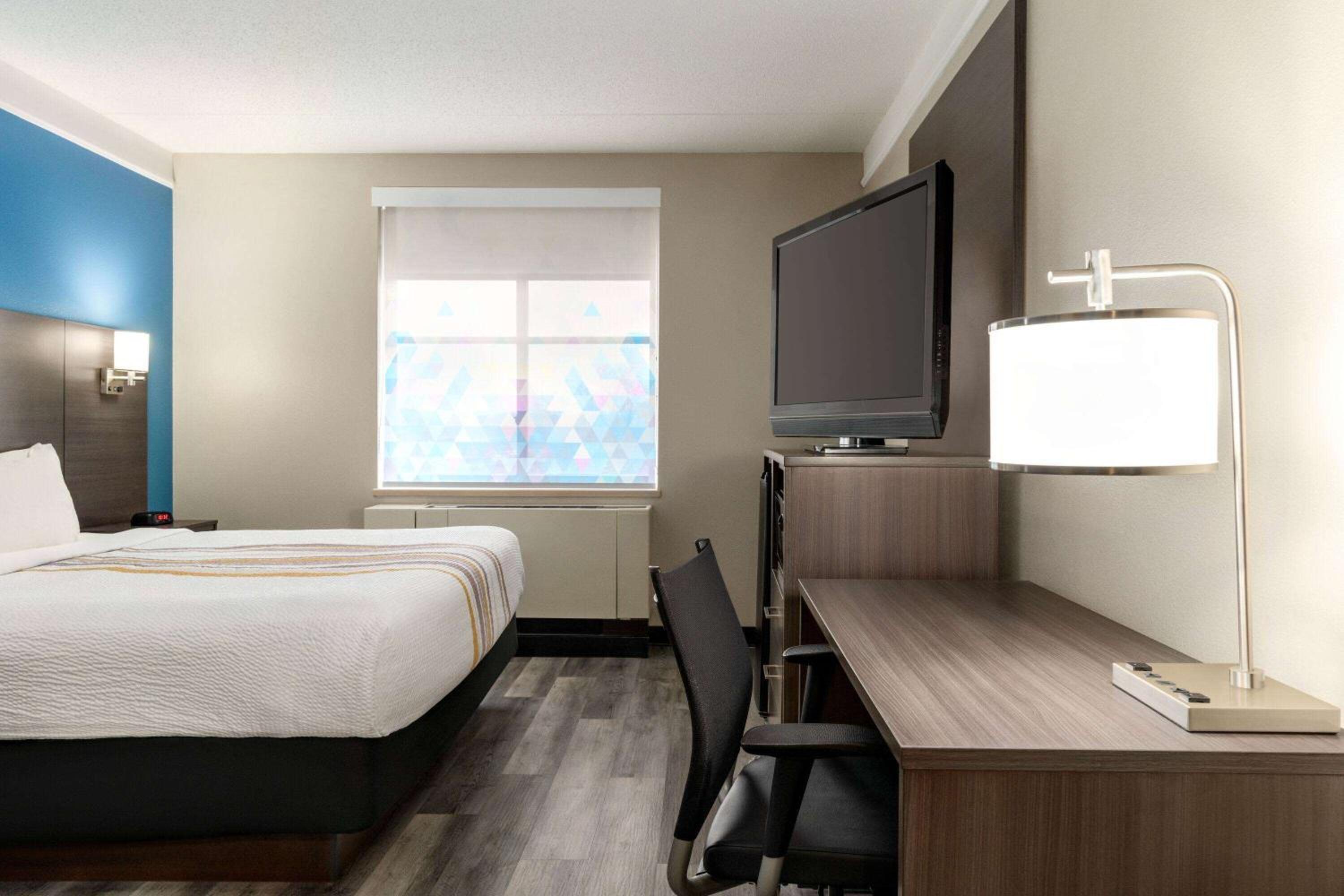 One-Bedroom Executive King Room - Non-Smoking - Photo 4