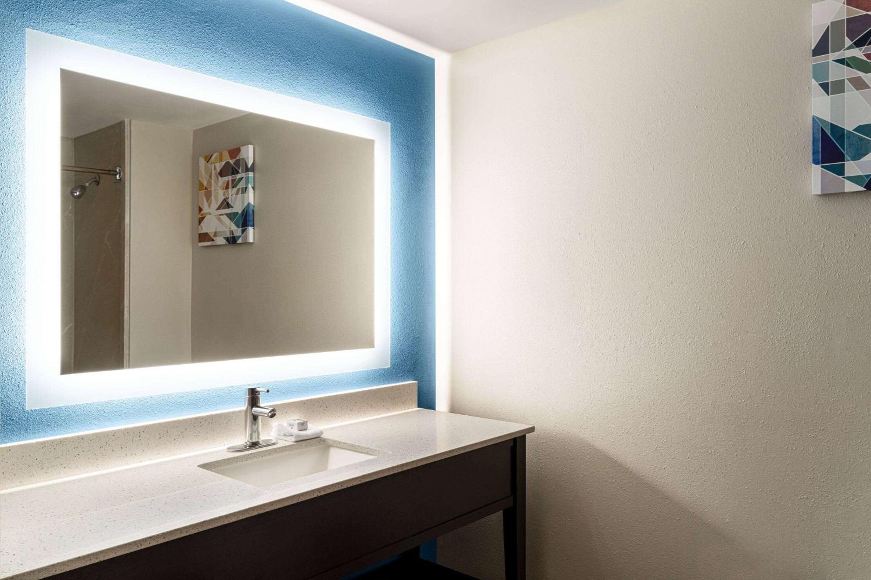 One-Bedroom Executive King Room - Non-Smoking - Photo 6