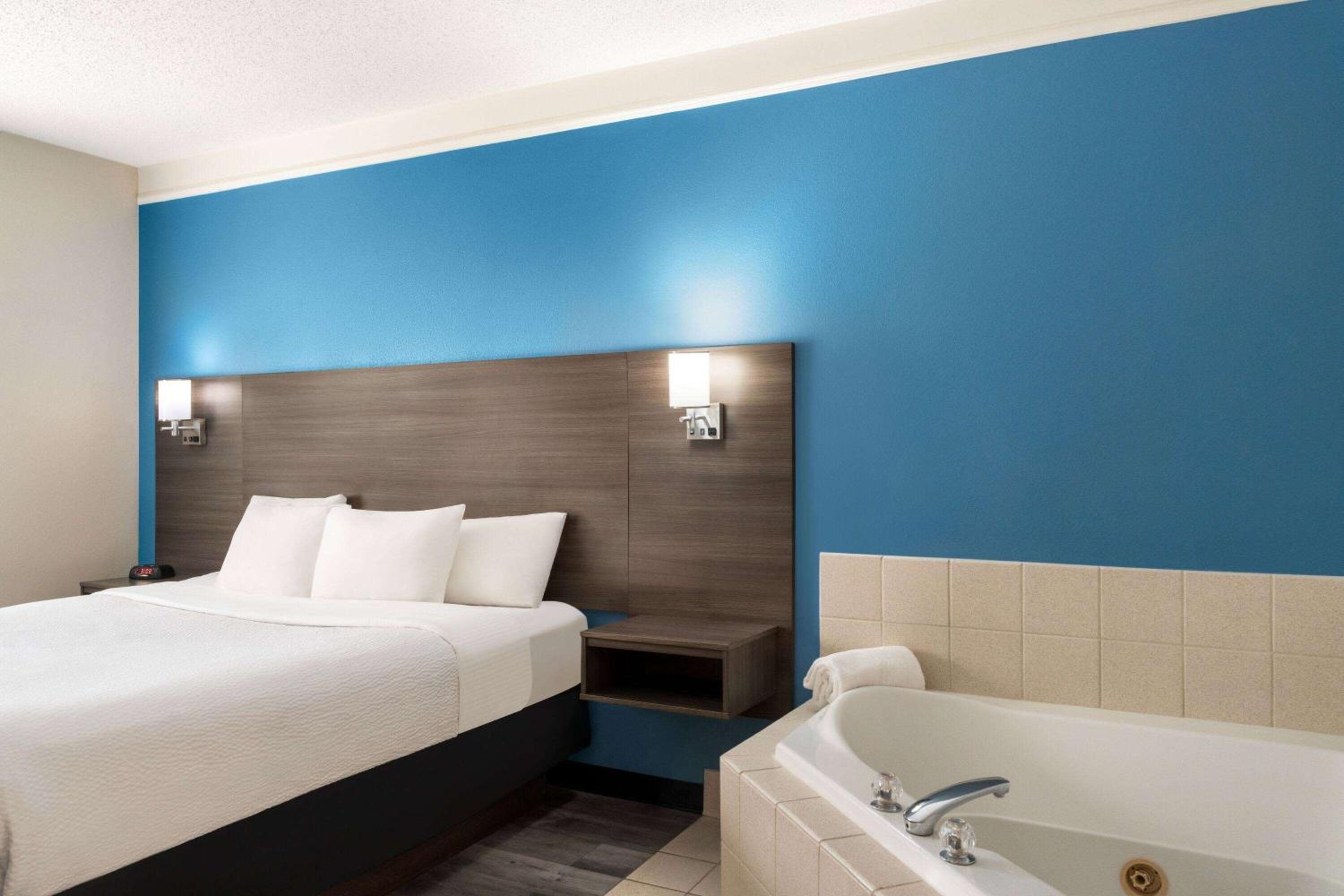 One-Bedroom Deluxe King Suite - Non-Smoking - Photo 3
