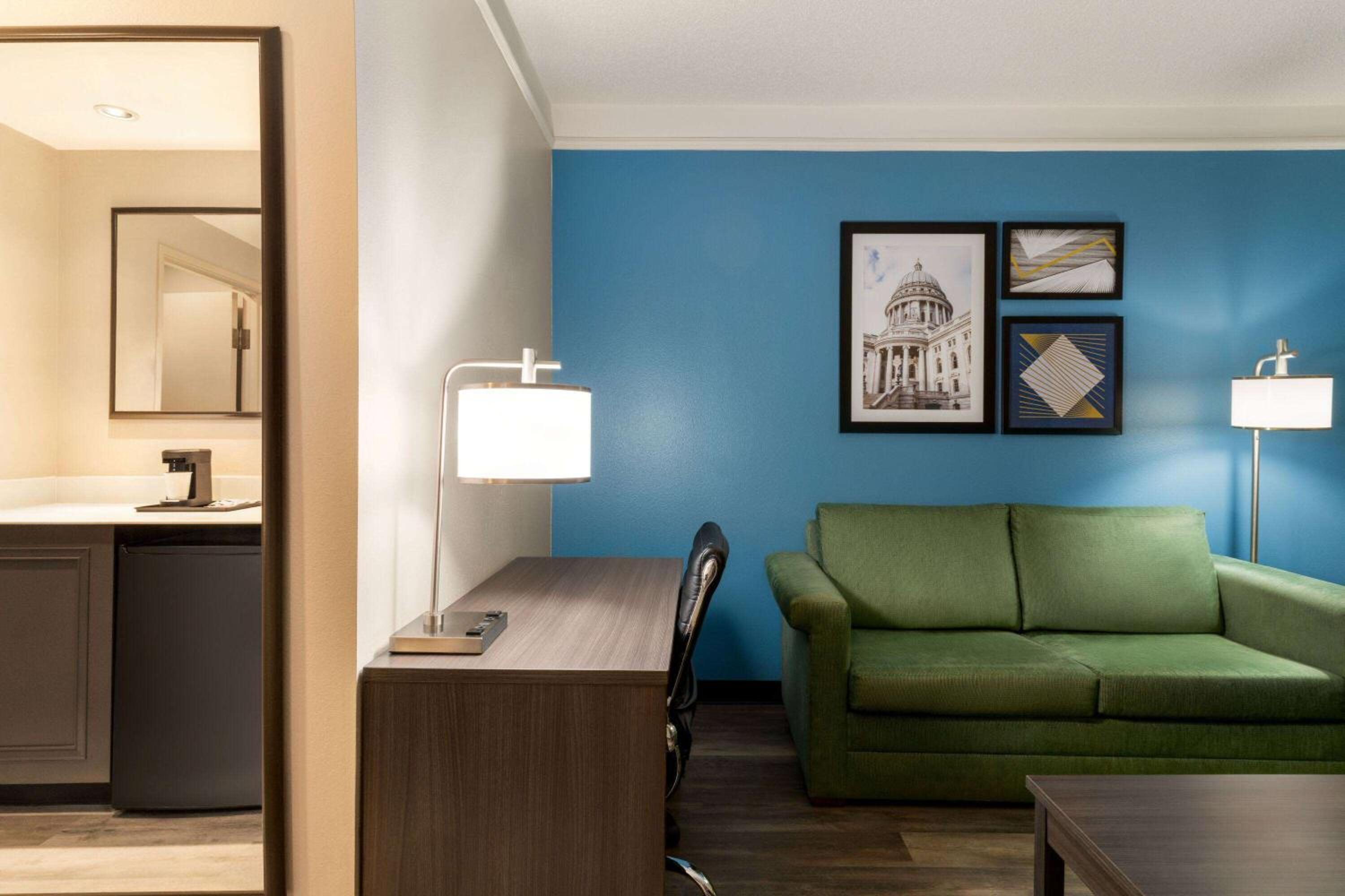 One-Bedroom King Suite - Non-Smoking - Photo 5
