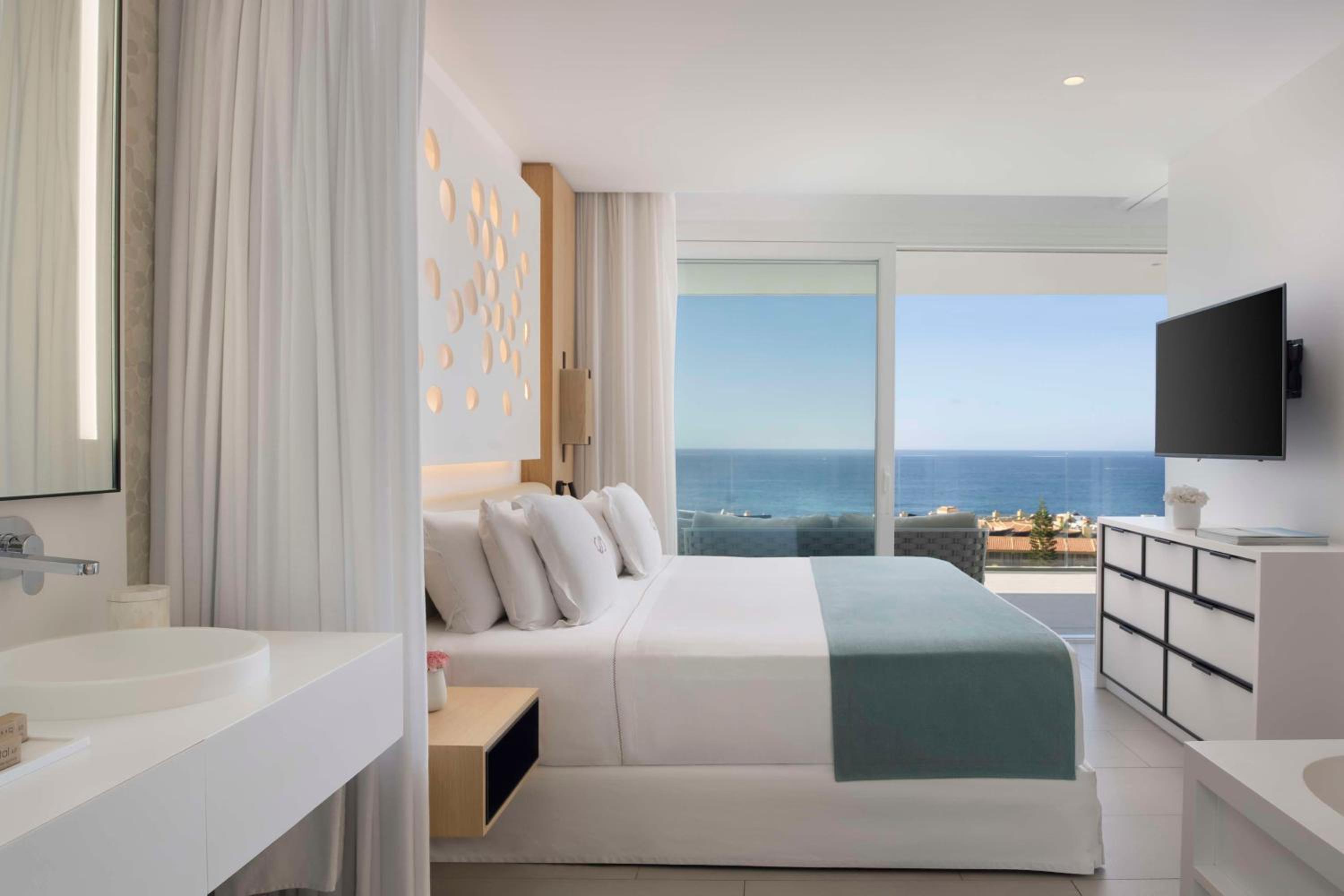 Deluxe One-Bedroom Suite (2 Adults + 1 Child)