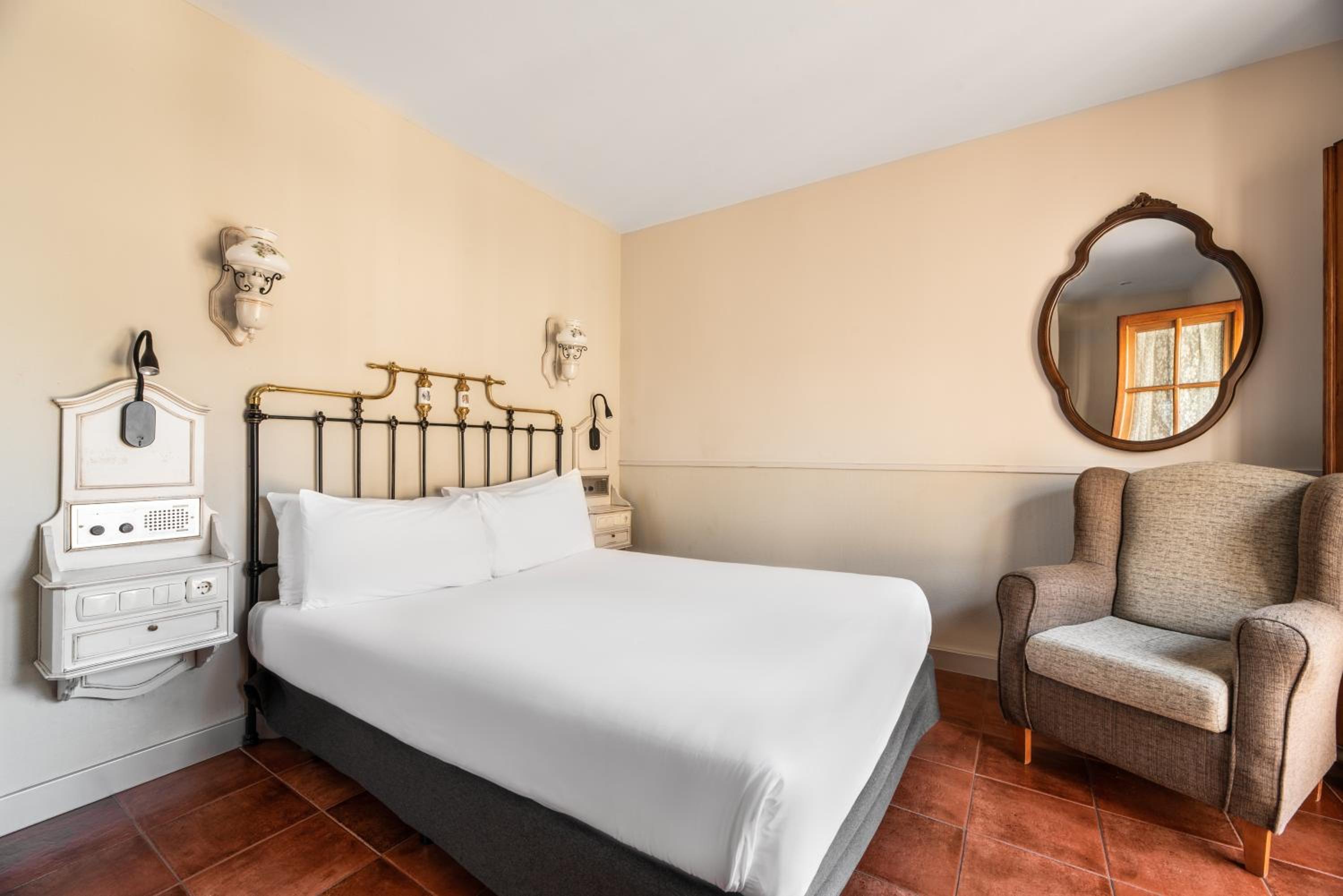 Double Room with Cathedral View - Photo 1