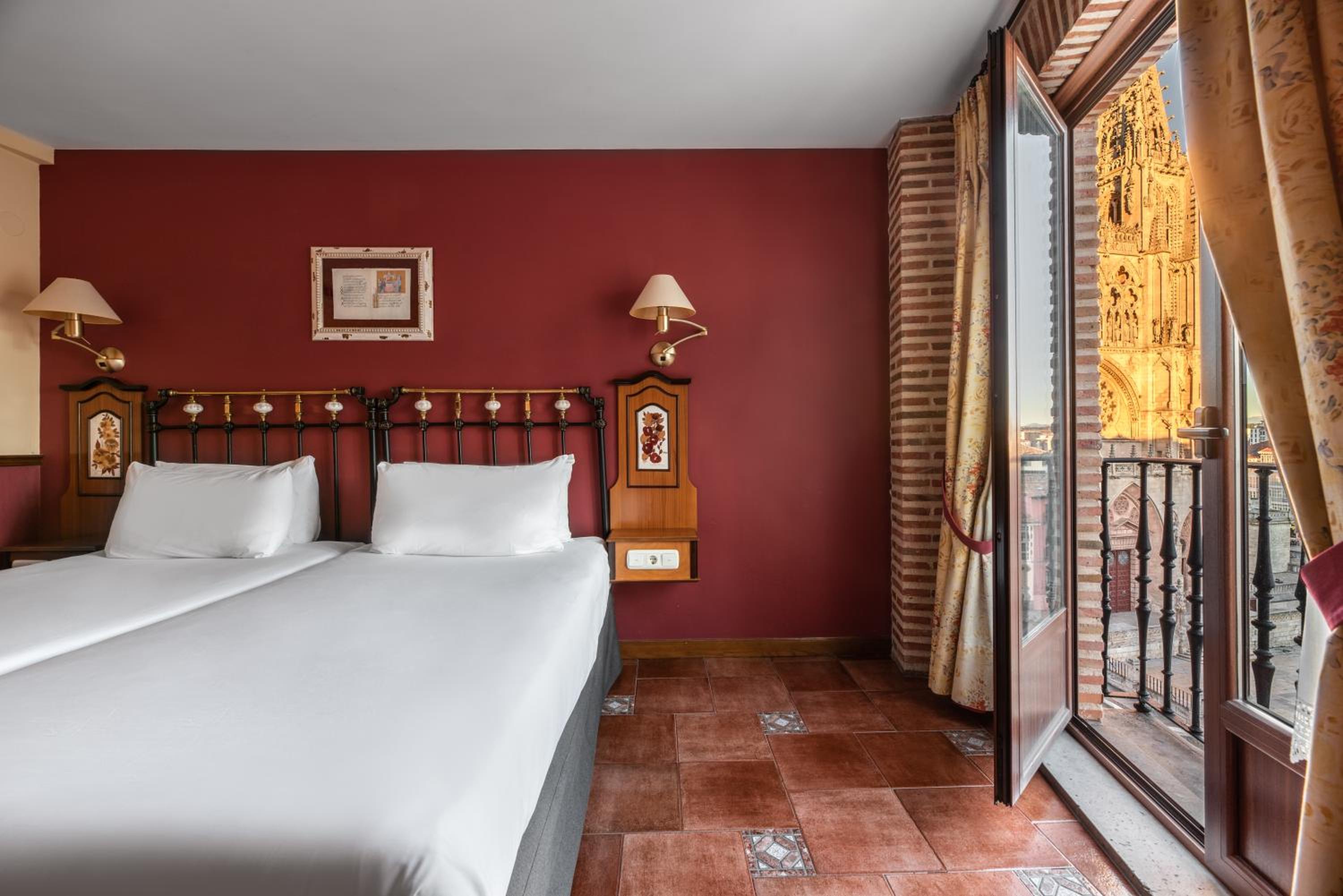 Twin Room with Cathedral View - Photo 1