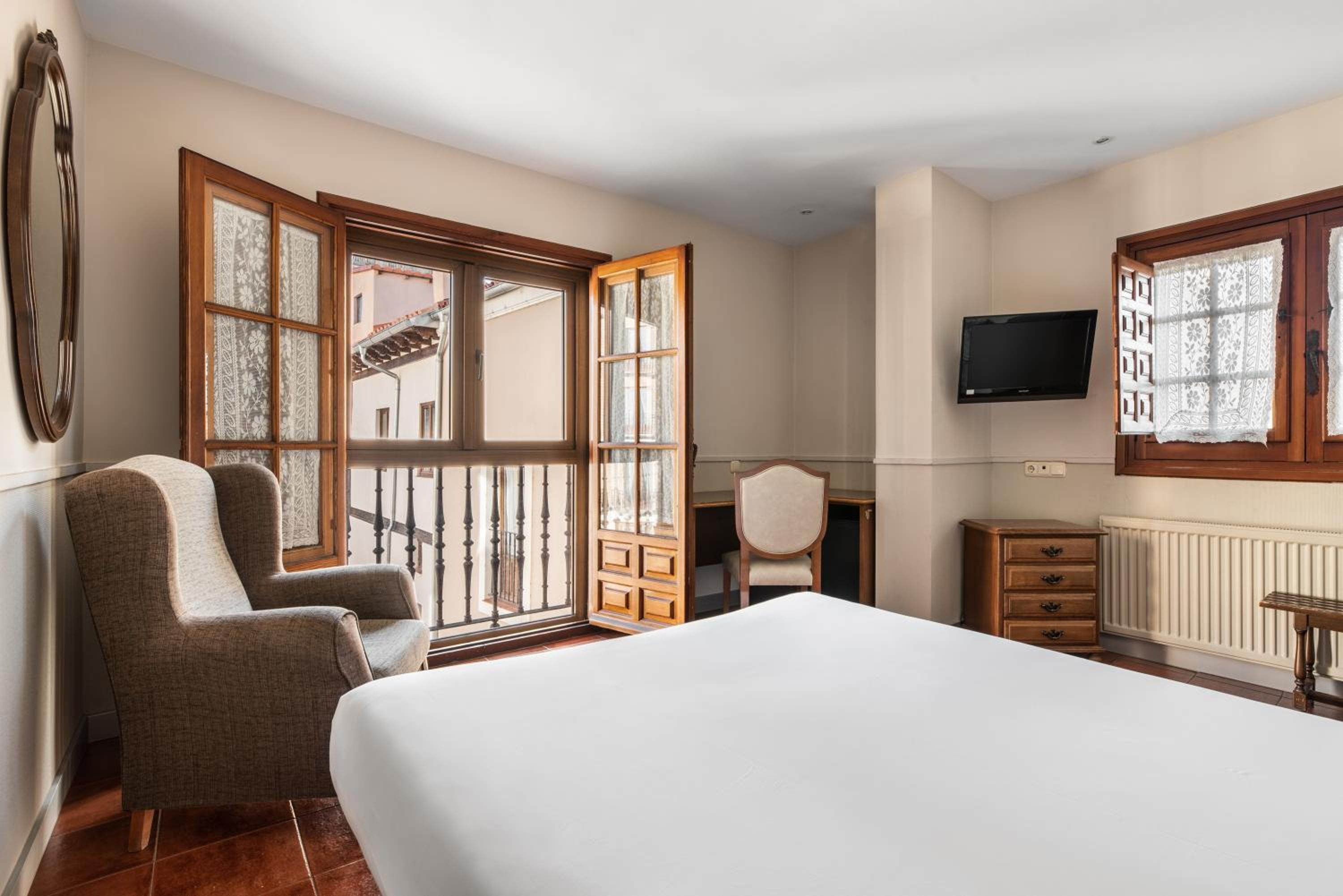 Double Room with Cathedral View - Photo 3