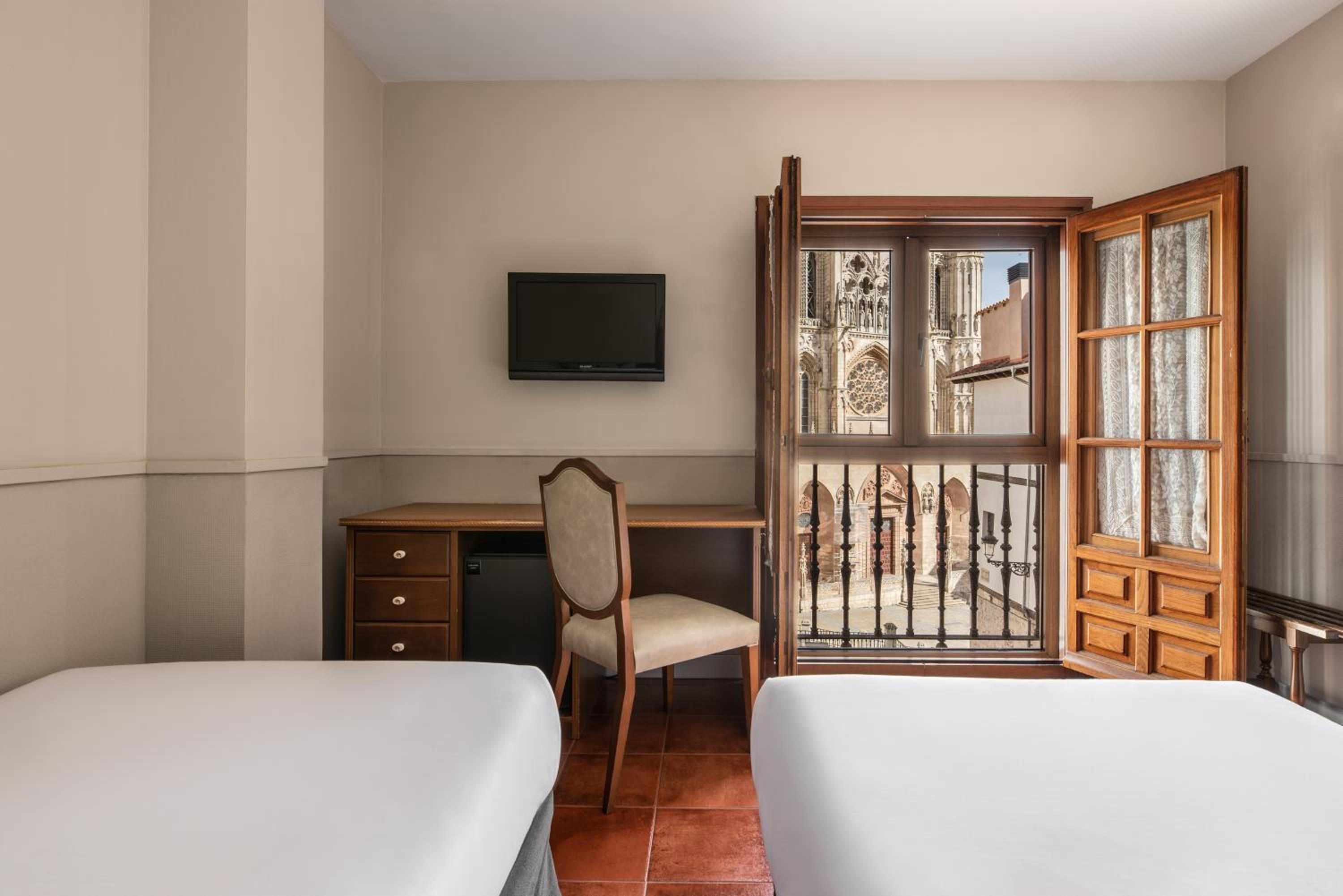 Twin Room with Cathedral View - Photo 5