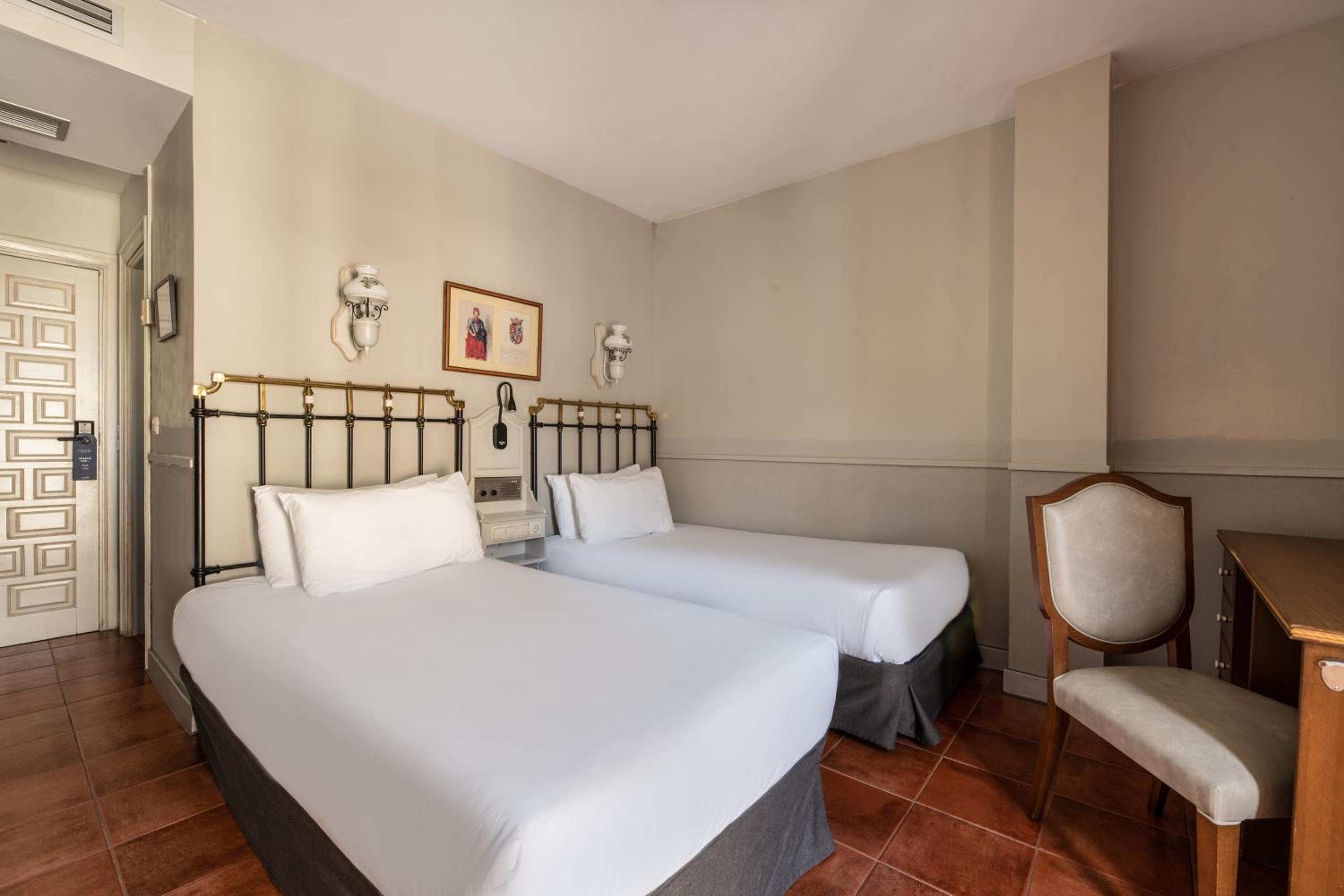 Twin Room with Cathedral View - Photo 6