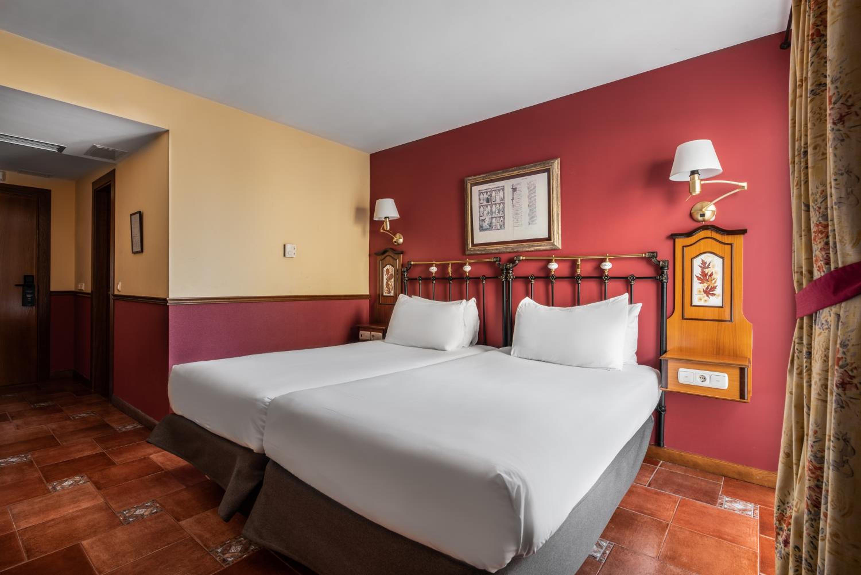 Twin Room with Cathedral View - Photo 8