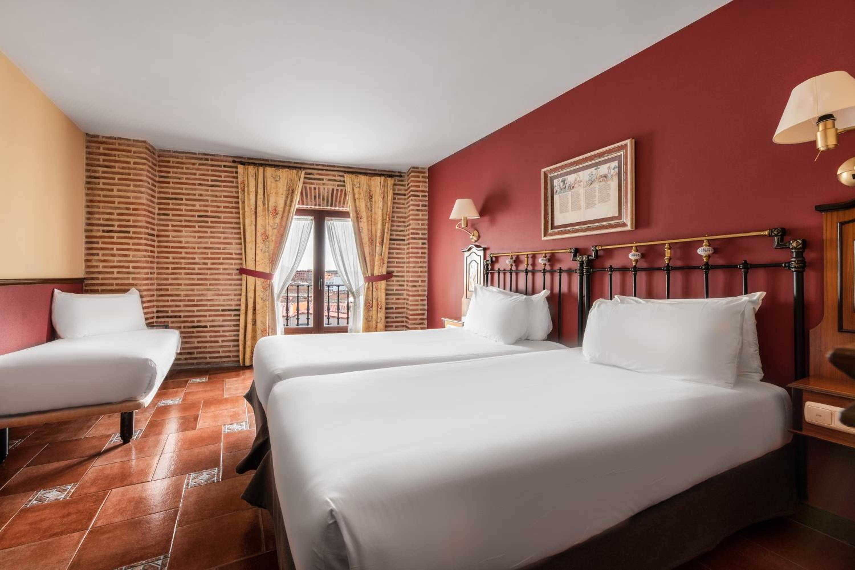 Triple Room with Cathedral View - Photo 2