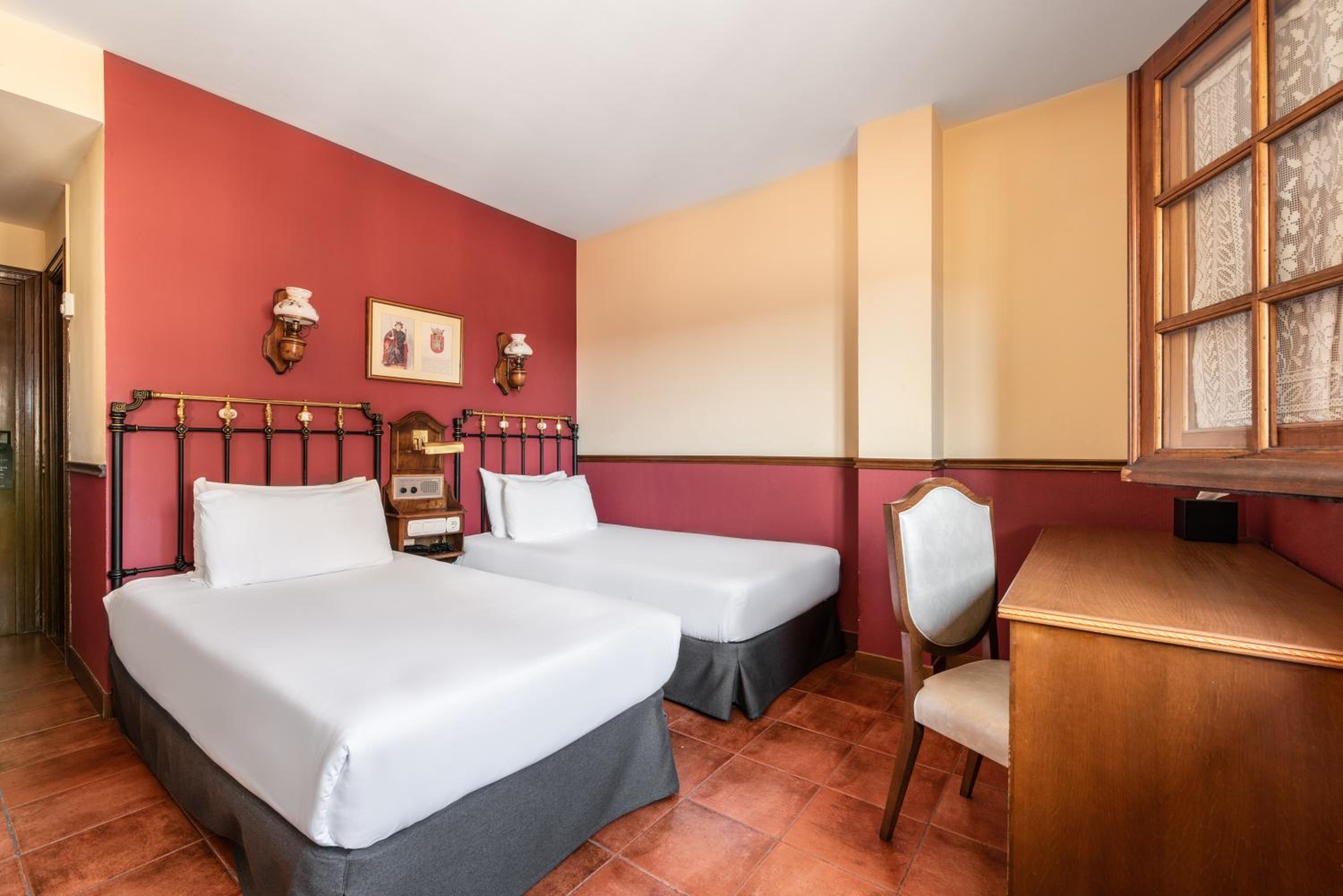 Twin Room with Cathedral View - Photo 2