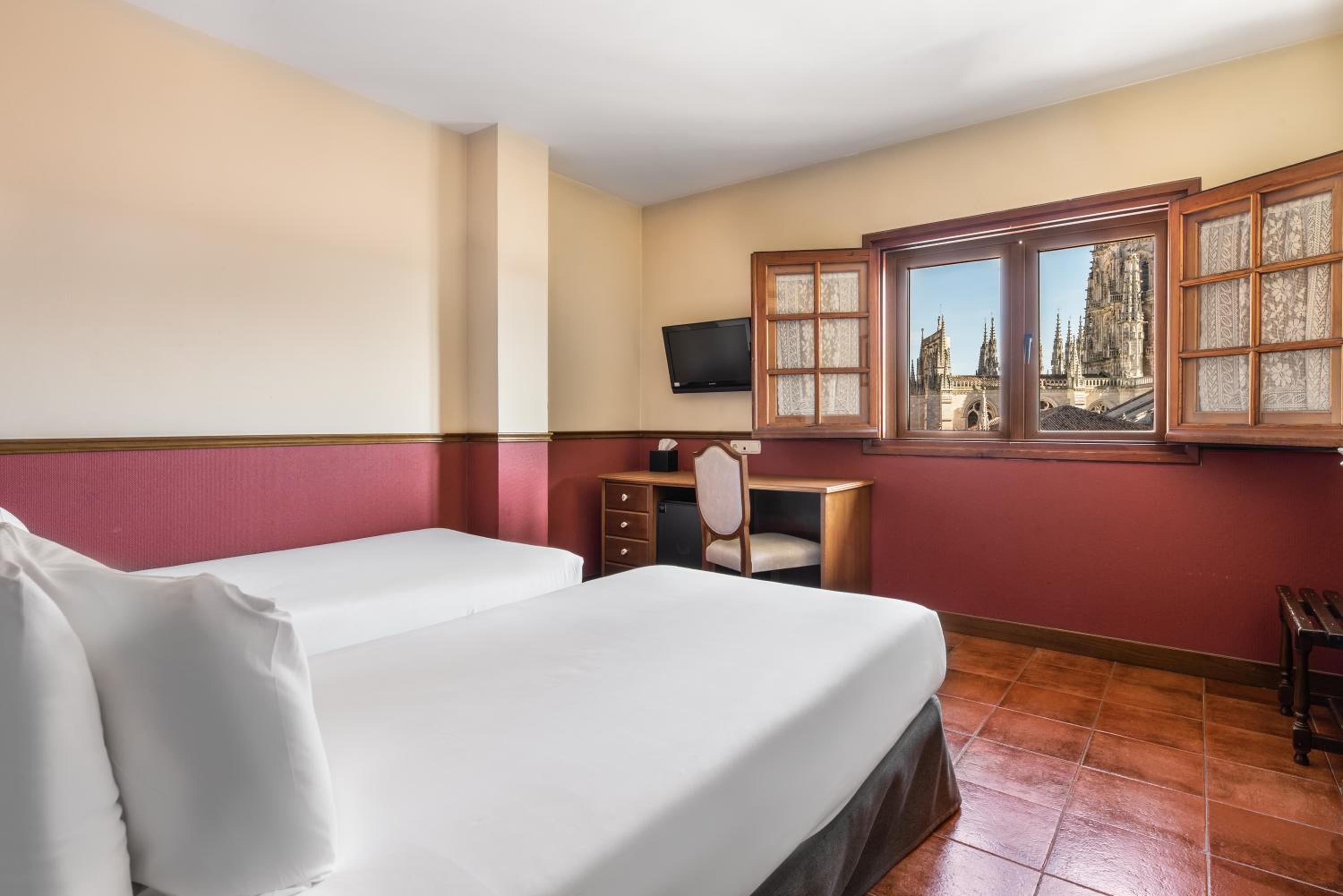 Twin Room with Cathedral View - Photo 3