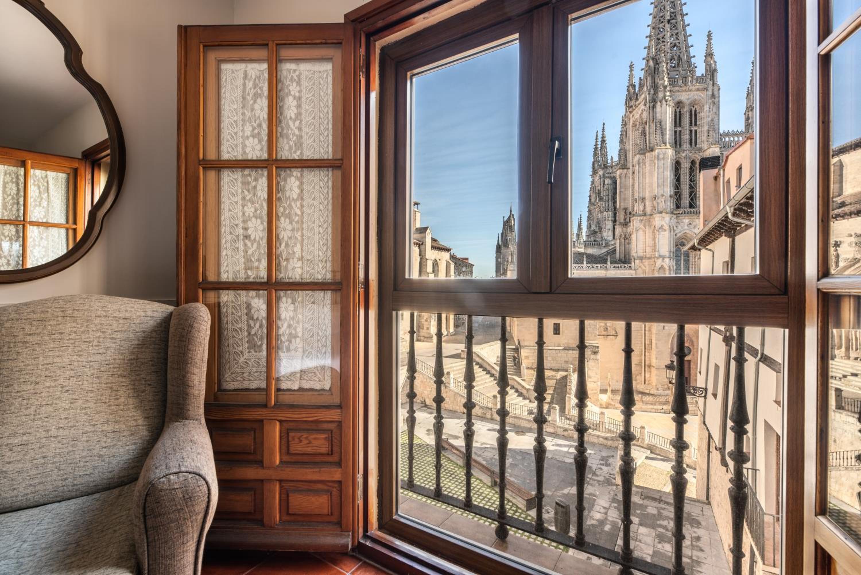 Double Room with Cathedral View - Photo 2