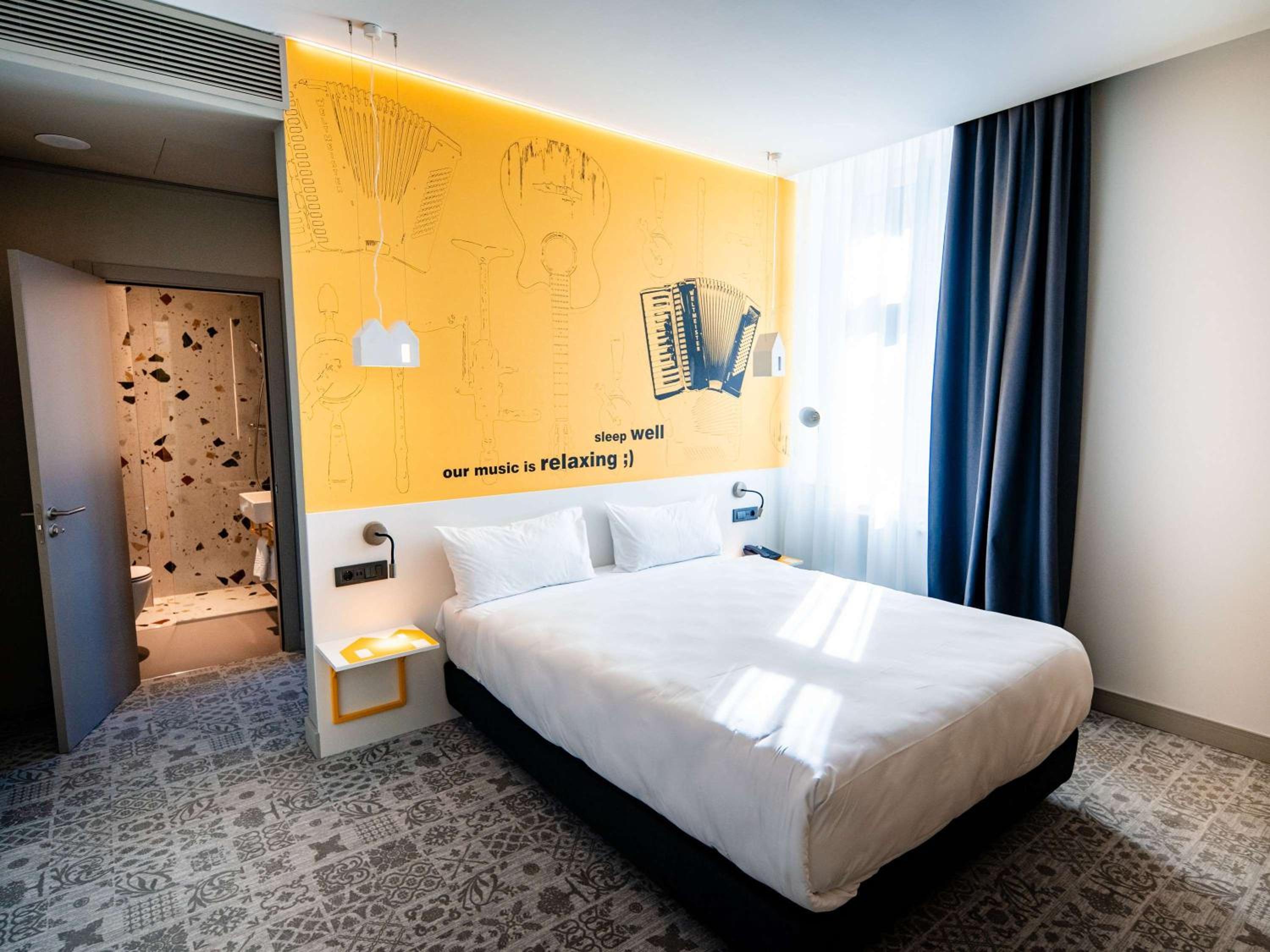Family Suite with One Double Bed and Sofa Bed - Photo 1