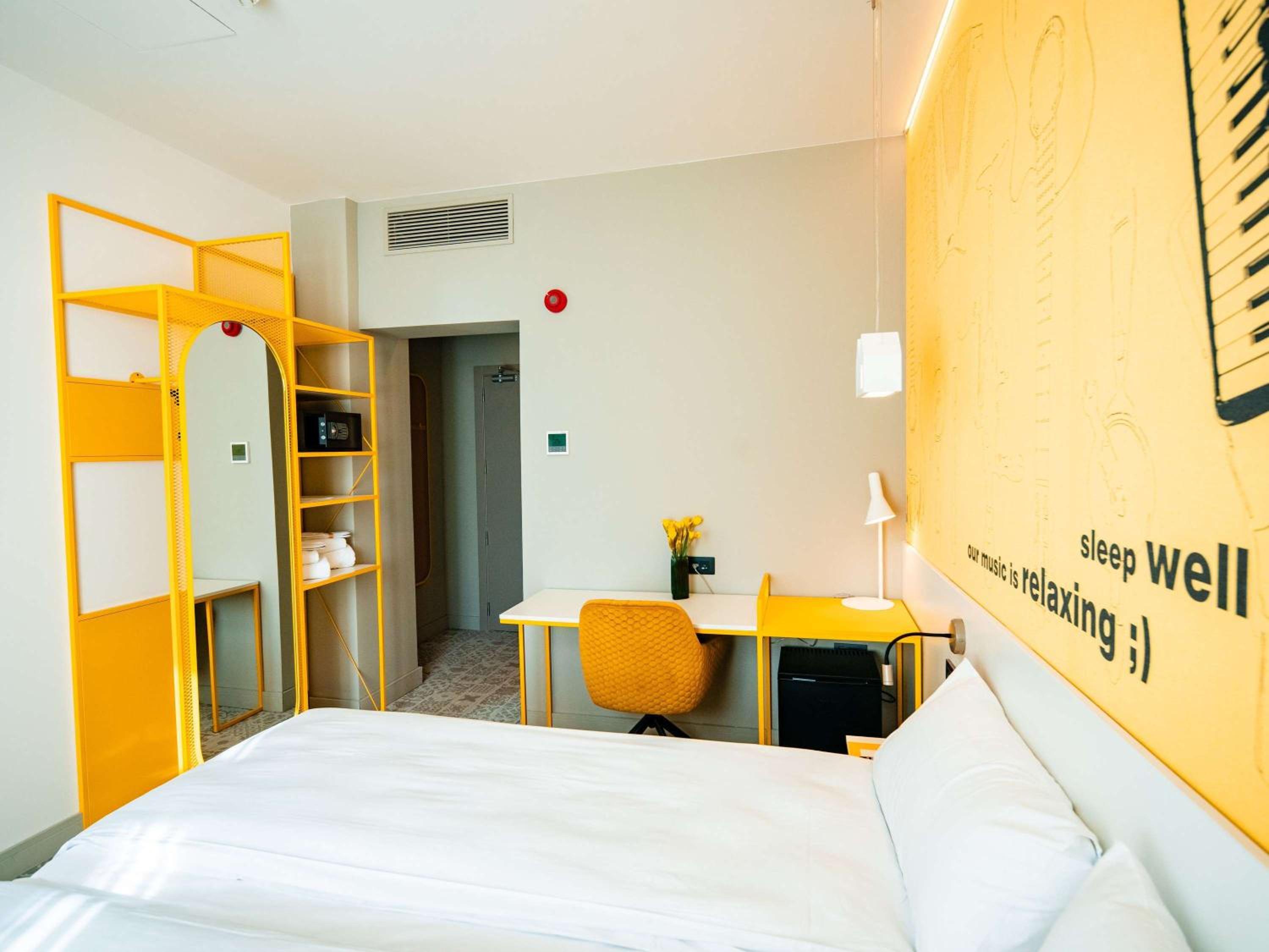 Premium Room with Two Single Beds - Photo 2