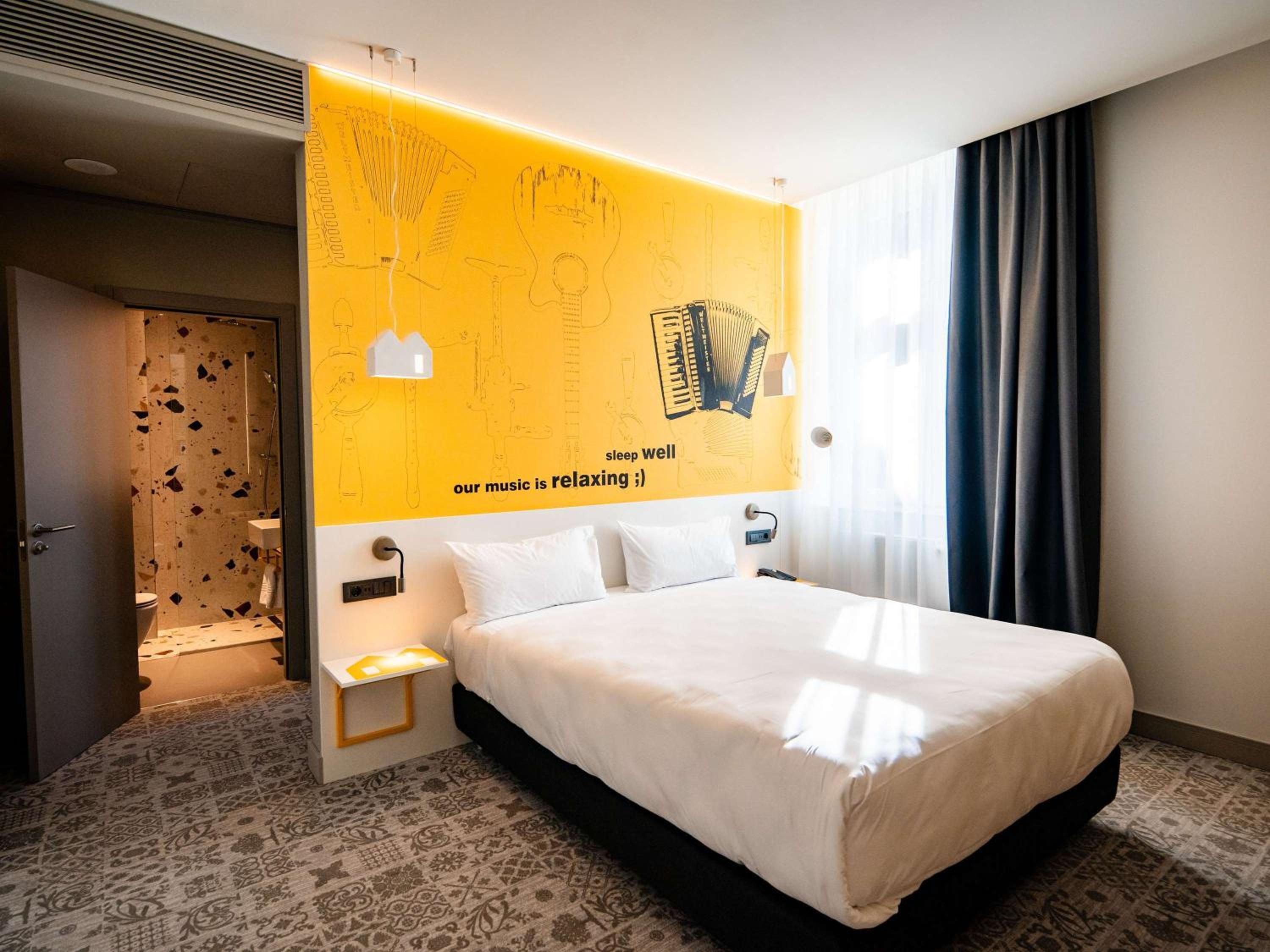 Family Suite with One Double Bed and Sofa Bed - Photo 11