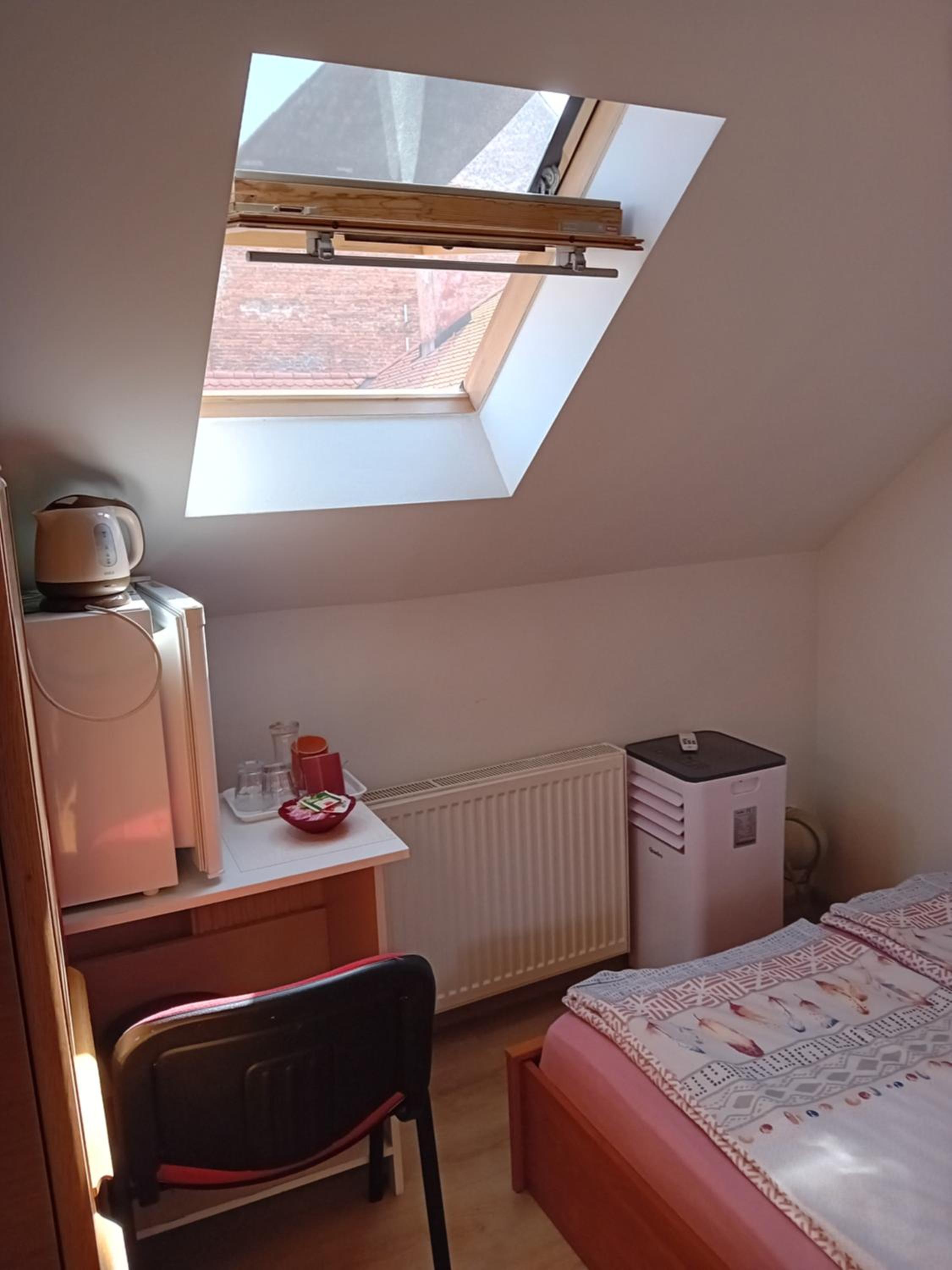 Single Room with Private Bathroom photo 2
